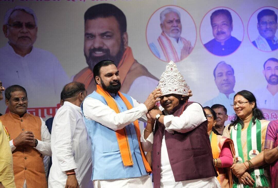 बिहार में माटी कला बोर्ड के गठन की घोषणा से प्रजापति समाज में खुशी की लहर
पटना । श्रीकृष्ण मेमोरियल हॉल में आयोजित प्रजापति समाज के राज्यस्तरीय सम्मेलन के दौरान बिहार के मुख्यमंत्री सम्राट चौधरी ने राज्य में माटी कला बोर्ड के गठन की महत्वपूर्ण घोषणा की। बोर्ड के गठन से मिट्टी के बर्तन, दीये, मूर्तियां और अन्य हस्तशिल्प बनाने वाले कुंभकारों को आधुनिक उपकरण, तकनीकी प्रशिक्षण, सब्सिडी और बाजार (मार्केटिंग लिंक) उपलब्ध कराया जाएगा। मुख्यमंत्री की घोषणा के साथ ही माटी कला से जुड़े कुंभकारों सहित प्रजापति समाज में खुशी की लहर दौड़ गई और लोगों ने सरकार के इस कदम का स्वागत किया। जनसभा में प्रजापति समाज के प्रदेश पदाधिकारी डाॅ उदय शंकर प्रजापति, पूर्व सदस्य, हिन्दी सलाहकार समिति रक्षा मंत्रालय (भारत सरकार) सह वरिष्ठ भाजपा नेता ने मुख्य्मंत्री सम्राट चौधरी का अभिनंदन किया और उन्हें चांदी का मुकुट पहनाकर समाज की ओर से धन्यवाद ज्ञापित किया। मुख्यमंत्री ने अभिनंदन स्वीकार करते हुए डाॅ.उदय शंकर प्रजापति को ही वह मुकुट पहना दिया। संवाददाताओं से बातचीत करते हुए डाॅ. प्रजापति ने कहा कि पहली बार एक साथ दो एमएलसी बनाकर प्रधानमंत्री नरेन्द्र मोदी, गृहमंत्री अमित शाह और बिहार के मुख्यमंत्री ने कुम्हार समाज को सम्मानित करने का काम किया है। वरिष्ठ समाजसेवी सुरेन्द्र प्रजापति ने भी मुख्यमंत्री का आभार प्रकट करते हुए डाॅ. उदय शंकर प्रजापति को माटी कला बोर्ड का अध्यक्ष बनाए जाने की अपील की।