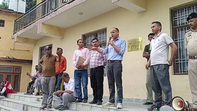 निरमंड में आज मजदूर यूनियन का धरना प्रदर्शन के बाद SDM निरमंड क्या कहते हैं देखिए साथी हुकम भारती की ग्राउंड रिपोर्ट