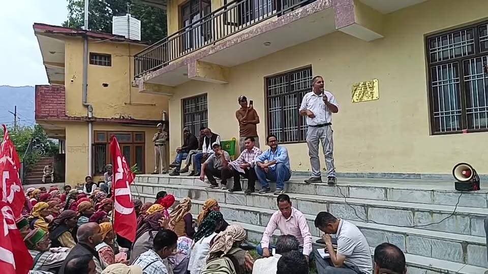 निरमंड में आज मजदूर यूनियन का धरना प्रदर्शन देखिए साथी हुकम भारती की ग्राउंड रिपोर्ट