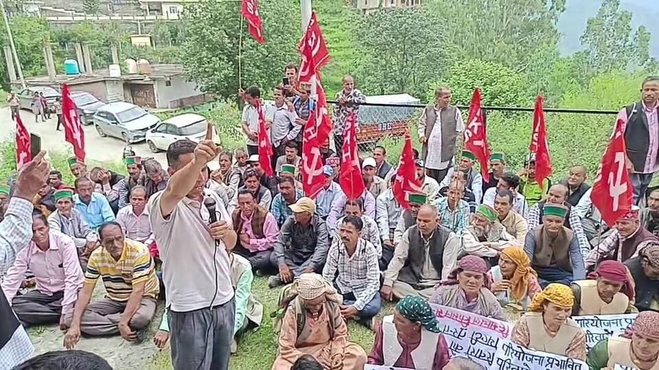 निरमंड में आज मजदूर यूनियन का धरना प्रदर्शन देखिए साथी हुकम भारती की ग्राउंड रिपोर्ट