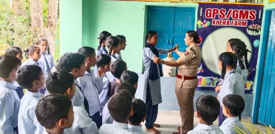 सेफ सिटी टीम की एएसआई नीलम ने राजकीय माध्यमिक विद्यालय खेड़ा फार्म में बच्चों को गुड टच-बैड टच, आत्म रक्षा के बारे मे बताया और हेल्पलाइन 112 की दी जानकारी
पुलिस प्रवक्ता ने जानकारी देते हुए बताया कि पुलिस अधीक्षक कमलदीप गोयल के मार्गदर्शन में जिला पुलिस की विभिन्न टीमें शैक्षणिक संस्थानों में पहुंचकर छात्र-छात्राओं को सुरक्षा और जागरूकता से जुड़ी महत्वपूर्ण जानकारियां दे रही हैं। इसी कड़ी में पुलिस की सेफ सिटी टीम की एएसआई नीलम ने राजकीय माध्यमिक विद्यालय खेड़ा फार्म का दौरा किया और विद्यार्थियों को गुड टच-बैड टच, आत्म रक्षा के बारे मे बताया और हेल्पलाइन 112, उनकी सुरक्षा से संबंधित जरूरी जानकारी दी।
एएसआई नीलम ने बच्चों को गुड टच और बैड टच के बारे में सरल भाषा में समझाया। उन्होंने बताया कि बच्चों को अपने शरीर के निजी अंगों और उनकी सुरक्षा के प्रति जागरूक रहना चाहिए। यदि कोई व्यक्ति उन्हें गलत तरीके से छूने का प्रयास करता है या ऐसा व्यवहार करता है जिससे वे असहज महसूस करें, तो उन्हें चुप नहीं रहना चाहिए। ऐसी स्थिति में तुरंत अपने माता-पिता, शिक्षक या किसी भरोसेमंद बड़े व्यक्ति को इसकी जानकारी देनी चाहिए।
उन्होंने बच्चों को यह भी बताया कि किसी अनजान व्यक्ति के बहकावे में न आएं और किसी भी परेशानी या खतरे की स्थिति में घबराने के बजाय तुरंत मदद मांगें। बच्चों को समझाया गया कि उनकी सुरक्षा सबसे महत्वपूर्ण है और किसी गलत व्यवहार को छिपाना नहीं चाहिए। इस दौरान एएसआई नीलम ने विद्यार्थियों को 112 हेल्पलाइन नंबर की जानकारी भी दी। उन्होंने बताया कि किसी आपात स्थिति में पुलिस की सहायता लेने के लिए 112 नंबर पर संपर्क किया जा सकता है। बच्चों को यह भी समझाया गया कि हेल्पलाइन नंबर का उपयोग केवल वास्तविक जरूरत और आपातकालीन परिस्थितियों में ही करें।
पुलिस टीम ने विद्यार्थियों को साइबर सुरक्षा, अनजान लोगों से सावधान रहने तथा किसी भी संदिग्ध गतिविधि की जानकारी तुरंत अभिभावकों या शिक्षकों को देने के लिए भी प्रेरित किया। पुलिस अधिकारियों ने कहा कि बच्चों को छोटी उम्र से ही सुरक्षा संबंधी जानकारी देना उन्हें किसी भी अप्रिय परिस्थिति का सामना करने के लिए मानसिक रूप से तैयार करता है।
विद्यालय के शिक्षकों ने पुलिस टीम द्वारा दी गई महत्वपूर्ण जानकारियों की सराहना की। जागरूकता कार्यक्रम के दौरान बच्चों ने भी उत्साहपूर्वक भाग लिया और अपनी जिज्ञासाओं के बारे में सवाल पूछे। पुलिस का यह अभियान जिले के विभिन्न शैक्षणिक संस्थानों में लगातार जारी रहेगा, ताकि विद्यार्थियों को सुरक्षित वातावरण उपलब्ध कराने के साथ-साथ उन्हें अपने अधिकारों और सुरक्षा उपायों के प्रति जागरूक किया जा सके।