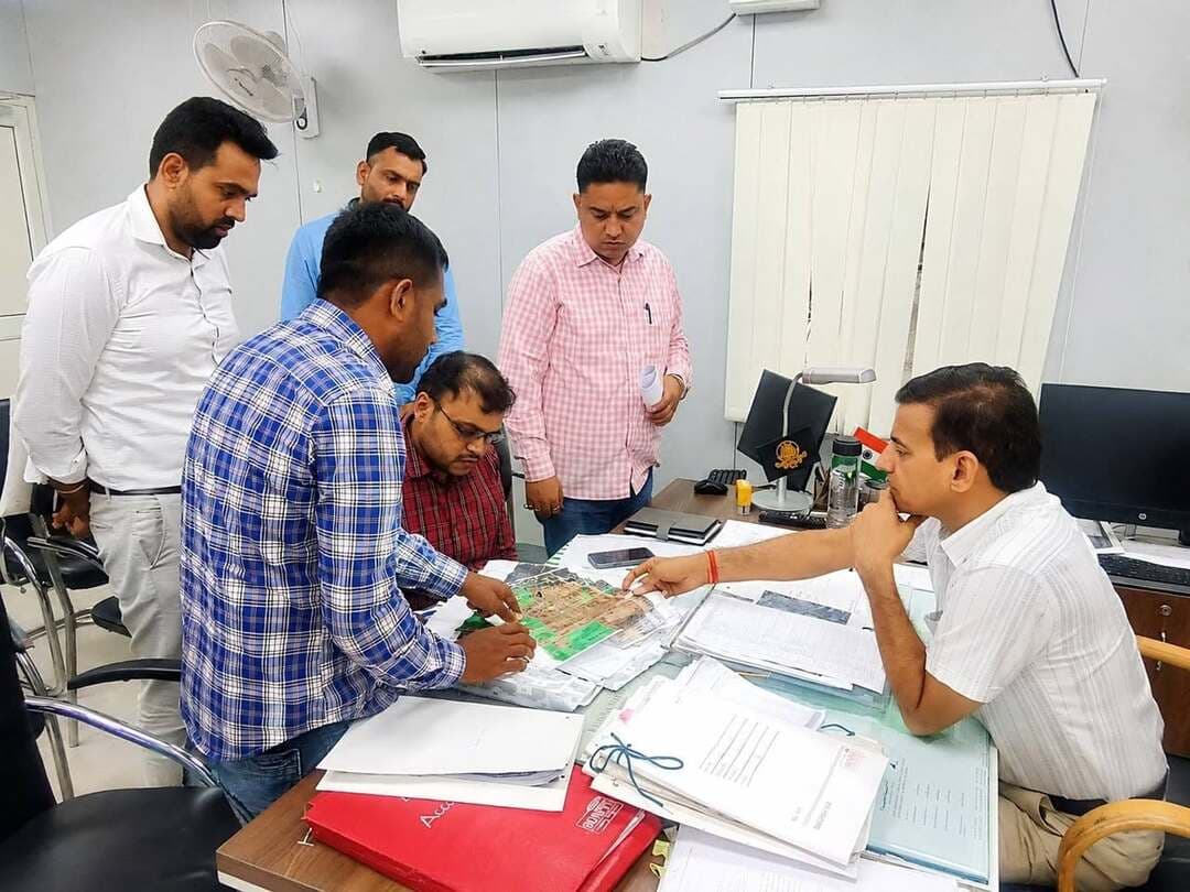 64 कॉलोनियों की सीमा निर्धारण के सर्वे में लाएं तेजी- महाबीर प्रसाद
64 कॉलोनियों के नियमितीकरण को लेकर निगम आयुक्त ने ली अधिकारियों की बैठक
बैठक में आयुक्त ने अधिकारियों से ली सीमा निर्धारण को लेकर किए जा रहे सर्वे की रिपोर्ट
यमुनानगर। वर्ष 1996 में तकनीकी त्रुटि के कारण अनअप्रूव्ड श्रेणी में रह गईं 76 कॉलोनियों के नियमितीकरण और सीमा निर्धारण को लेकर नगर निगम आयुक्त महाबीर प्रसाद ने निगम अधिकारियों की बैठक ली। बैठक में निगम के सभी सहायक नगर योजनाकार, भवन निरीक्षक, कनिष्ठ अभियंता व अन्य अधिकारी मौजूद रहे। बैठक में निगम आयुक्त ने 64 कॉलोनियों की सीमा निर्धारण को लेकर किए जा रहे सर्वे की प्रगति की जानकारी ली। उन्होंने नगर योजनाकारों व भवन निरीक्षकों से सर्वे के दौरान आ रही परेशानियों के बारे में भी जानकारी ली और अधिकारियों को सर्वे कार्य में तेजी लाने के निर्देश दिए।
निगम आयुक्त महाबीर प्रसाद ने बताया कि वर्ष 1996 की अधिसूचना के तहत यमुनानगर-जगाधरी क्षेत्र में कुल 76 कॉलोनियां थीं। इनमें 54 कॉलोनियां जगाधरी और 22 कॉलोनियां यमुनानगर क्षेत्र की थीं। इनमें से 12 कॉलोनियां पहले ही नियमित की जा चुकी हैं। शेष 64 कॉलोनियों को मंजूरी मिलने के बाद अब आगे की प्रक्रिया के लिए सरकार की ओर से अंतिम नोटिफिकेशन मिलना बाकी है। उन्होंने बताया कि कॉलोनियों के नियमितीकरण के लिए उनकी सीमाएं निर्धारित की जा रही हैं। इसके लिए विशेष समितियों द्वारा सर्वे किया जा रहा है। सर्वे के दौरान कॉलोनियों की सीमाओं पर बने मकानों के मालिकों से वर्ष 1996 से पहले के दस्तावेज लिए जा रहे हैं। कई कॉलोनियों में सर्वे का कार्य पूरा हो चुका है, जबकि शेष कॉलोनियों में सर्वे जारी है। बैठक में सहायक नगर योजनाकार एवं सहायक अभियंता मुनेश्वर भारद्वाज, मृणाल जैयसवाल, राजेश शर्मा, प्लानिंग एक्सपर्ट आशीष सांगवान, भवन निरीक्षक एवं कनिष्ठ अभियंता गगन संधू, अजय कुमार, हरिंद्र, नरेंद्र, विशाल, मनीष कुमार सहित अन्य अधिकारी मौजूद रहे।
-----------
कॉलोनियां नियमित होने पर होंगे विकास कार्य -
आयुक्त महाबीर प्रसाद ने अधिकारियों को निर्देश दिए कि जहां स्थानीय निवासी सर्वे में सहयोग नहीं कर रहे हैं, वहां संबंधित पार्षद के सहयोग से सर्वे कार्य पूरा करवाया जाए। सीमा पर स्थित मकानों के मालिकों से वर्ष 1996 से पहले के दस्तावेज अनिवार्य रूप से एकत्रित किए जाएं। जिन मकान मालिकों के पास वर्ष 1996 से पहले का कोई दस्तावेज उपलब्ध नहीं होगा, उनके मकानों को कॉलोनी की सीमा में शामिल नहीं किया जाएगा। उन्होंने अधिकारियों को निर्देश दिए कि सर्वे कार्य जल्द पूरा कर कॉलोनियों के नियमितीकरण की रिपोर्ट निदेशालय को भेजी जाए। कॉलोनियां नियमित होने के बाद इनमें गलियों, नालियों और अन्य आवश्यक विकास कार्य करवाने का रास्ता साफ होगा।
-------------
ये कॉलोनियां हो चुकी है नियमित -
76 में से 12 कॉलोनियां पहले नियमित हो चुकी हैं। इनमें शिव नगर (नालागढ़ का माजरा), महावीर कॉलोनी (बिलासपुर बाईपास रोड), गुलाब पार्क, लक्ष्मी कालोनी, विष्णु गार्डन कॉलोनी, ग्रीन विहार के नजदीक कॉलोनी (चनेटी रोड), विजय नगर एक्सटेंशन-3, विजय नगर एक्सटेंशन-2, भारत सेवक नगर साउथ, भागीरथ कॉलोनी, बसंत नगर, दुर्गा नगर तथा श्री शिव शंकर नगर (अंबाला रोड) शामिल हैं।
--------------
इन कॉलोनियां को नियमित किए जाने को किया जा रहा सीमा निर्धारण -
जिन कालोनियों को नियमित करने के लिए सीमा निर्धारण किया जा रहा है, उनमें गोल्डन कॉलोनी (सिटी सेंटर के नजदीक), दशमेश कॉलोनी (खालसा कालेज के नजदीक), यमुना कॉलोनी एवं हाउस बिल्डिंग सोसाइटी, आजाद नगर-प्रथम, आजाद नगर-द्वितीय, प्रोफेसर कालोनी, राम नगर, चोपड़ा गार्डन, लक्ष्मी गार्डन, कृष्णा कालोनी, स्कीम नंबर-9 (टैगोर गार्डन), आनंद कालोनी, बिशनदास कालोनी-ए, बिशनदास कालोनी-बी, जम्मू कालोनी, कुलदीप नगर, कृष्णा कॉलोनी नगर, हंसवंस पुरा, इंद्रपुरी , स्कीम नंबर-13, वीणा नगर, आदर्श नगर, नालागढ़ कॉलोनी (अंबाला रोड पेट्रोल पंप के नजदीक), दयालपुरी (सत्संग भवन के साथ), कृष्ण पुरी (नालागढ़ में माजरा के साथ), शिव नगर (नालागढ़ के माजरा के साथ), राम नगर (बिलासपुर बाईपास रोड), महावीर कॉलोनी (बिलासपुर बाईपास रोड), गुलाब पार्क, गोरी शंकर कालोनी, गोरी शंकर पाबनी सड़क के कार्नर पर, राजा साहब गार्डन कालोनी, शिब्बु मक्खन धर्मशाला के पीछे कालोनी, विष्णु गार्डन कालोनी, राजेश नगर ब्लाक-ए, राजेश नगर ब्लॉक-बी, मुखर्जी पार्क एक्सटेंशन गौरी शंकर लिंक रोड, काली मंदिर कालोनी, कॉलोनी नेता जी सुभाष नगर, शांति कालोनी, महावीर कॉलोनी (हनुमान गेट), गंगा नगर एक्सटेंशन (फैक्ट्री यूनिट), गंगा नगर (छछरौली सड़क), कॉलोनी नजदीक ग्रीन विहार, विश्वकर्मा कालोनी, कॉलोनी नजदीक स्कीम नंबर-7, विजय नगर बूड़िया गेट, विजय नगर एक्सटेंशन लाइन, भारत सेवक नगर एक्सटेंशन साउथ, सरस्वती कालोनी, विजय नगर एक्टेंशन, लक्ष्मी कालोनी, भगीरथ कालोनी, न्यू सरस्वती विद्या मंदिर कालोनी, मनोहर कालोनी, एक्सटेंशन, मनोहर कालोनी, दुर्गा गार्डन एक्सटेंशन, दर्शन नगर, बसंत नगर, पूर्ण विहार, न्यू गढ़ी मुंडो कालोनी, दुर्गा नगर, शंकर पुरी, प्रताप नगर, धीमान नगर, शिव शंकर नगर, श्री गणेश नगर, कॉलोनी जर्सी क्रास, रूप नगर एक्सटेंशन (माडल टाउन की सड़क पर), रूप नगर कॉलोनी एक्सटेंशन (जेल के पीछे), गांधी धाम एक्सटेंशन, श्याम सुंदर पुरी एक्सटेंशन तथा कॉलोनी नजदीक नवरत्न शामिल हैं।
फोटो कैप्शन -
कैंप ऑफिस में अधिकारियों की बैठक लेते नगर निगम आयुक्त महाबीर प्रसाद।
कॉलोनियों के सीमा निर्धारण को लेकर किए जा रहे सर्वें की नक्शे के माध्यम से जानकारी देते अधिकारी।
