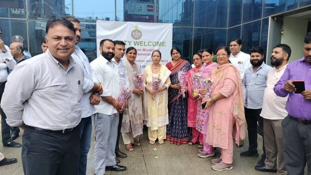 शहर के सौंदर्यीकरण को नई दिशा देने की तैयारी, मेयर व पार्षदों ने गुरुग्राम की परियोजनाओं का लिया जायजा
मेयर ने एएमसी व पार्षदों के साथ गुरुग्राम, दिल्ली व नोएडा की आधुनिक परियोजनाओं का किया अध्ययन
मेयर बोली, मल्टीलेवल पार्किंग समेत विभिन्न परियोजनाओं को शहर में विकसित करने की दिशा में किया जाएगा काम
यमुनानगर। शहर के सौंदर्यीकरण और विकास को नई दिशा देने के लिए नगर निगम यमुनानगर-जगाधरी द्वारा आधुनिक परियोजनाओं का अध्ययन किया जा रहा है। इसी कड़ी में मेयर सुमन बहमनी ने अतिरिक्त निगम आयुक्त धीरज कुमार, निगम अधिकारियों व पार्षदों के साथ गुरुग्राम, दिल्ली और नोएडा का दौरा किया। इस दौरान टीम ने वहां विकसित की गई आधुनिक पार्किंग, पार्क, स्वीमिंग पूल, नगर निगम भवन और वेस्ट से बेस्ट की अवधारणा पर आधारित परियोजनाओं का जायजा लिया।
दौरे की शुरुआत गुरुग्राम से हुई। गुरुग्राम पहुंचने पर नगर निगम गुरुग्राम की मेयर राजरानी मल्होत्रा ने मेयर सुमन बहमनी व अन्य का स्वागत किया। इसके बाद दोनों मेयरों की मौजूदगी में बैठक हुई, जिसमें गुरुग्राम में करवाए जा रहे विभिन्न विकास कार्यों और आधुनिक परियोजनाओं की जानकारी ली गई। अधिकारियों ने परियोजनाओं की उपयोगिता, निर्माण प्रक्रिया और शहर के विकास में उनके योगदान के बारे में विस्तार से जानकारी दी।
इसके बाद मेयर सुमन बहमनी व उनकी टीम ने सदर बाजार महरौली रोड पर निर्माणाधीन गुरुग्राम नगर निगम के अत्याधुनिक भवन का दौरा किया। टीम ने यहां भवन की डिजाइन, सुविधाओं और आधुनिक व्यवस्थाओं की जानकारी ली। इसके बाद निर्माणाधीन स्वीमिंग पूल, मल्टीलेवल पार्किंग और वंडर पार्क का भी निरीक्षण किया गया। मल्टीलेवल पार्किंग के माध्यम से सीमित स्थान में अधिक वाहनों की पार्किंग की व्यवस्था तथा वंडर पार्क में आकर्षक कलाकृतियों व मनोरंजन की सुविधाओं का जायजा लिया गया। गुरुग्राम के बाद टीम ने दिल्ली के विभिन्न पार्कों का दौरा कर वहां की व्यवस्थाओं और सौंदर्यीकरण के मॉडल को देखा। इसके बाद नोएडा के जंगल पार्क का निरीक्षण किया गया। यहां वेस्ट सामग्री का उपयोग कर हाथी, ऊंट, घोड़े और अन्य जंगली पशुओं की आकर्षक आकृतियां बनाई गई हैं। इन कलाकृतियों के माध्यम से पार्क में वेस्ट से बेस्ट की अवधारणा को प्रभावी तरीके से प्रदर्शित किया गया है। दौरे पर मेयर सुमन बहमनी के साथ अतिरिक्त निगम आयुक्त धीरज कुमार, अतिरिक्त निगम आयुक्त धीरज कुमार, कार्यकारी अभियंता हरीश कुमार, कनिष्ठ अभियंता अभिषेक, अरविंद, पार्षद रीना रस्तोगी, प्रियांक शर्मा, मनु सिंगला, रुचि शर्मा, मंजीत कौर, संदीप धीमान, दीक्षित धीमान, विक्रम राणा आदि मौजूद रहें।
---------------
मल्टीलेवल पार्किंग जैसी परियोजनाओं पर किया जाएगा काम - सुमन बहमनी
मेयर सुमन बहमनी ने कहा कि यमुनानगर-जगाधरी को आधुनिक और सुंदर शहर बनाने के लिए दूसरे शहरों में किए गए बेहतर कार्यों से सीख ली जाएगी। गुरुग्राम जैसी मल्टीलेवल पार्किंग, वेस्ट से बेस्ट कलाकृतियों वाले पार्क और वंडर पार्क जैसी परियोजनाओं को शहर में विकसित करने की दिशा में काम किया जाएगा। उन्होंने कहा कि शहर के सौंदर्यीकरण के साथ-साथ नागरिकों को बेहतर सुविधाएं उपलब्ध करवाना निगम की प्राथमिकता है। आधुनिक परियोजनाओं को स्थानीय जरूरतों के अनुसार लागू कर यमुनानगर-जगाधरी को और अधिक सुंदर व व्यवस्थित बनाया जाएगा।
फोटो -
गुरुग्राम में निर्माणाधीन मल्टीलेवल पार्किंग का दौरा करती मेयर सुमन बहमनी व अन्य।
गुरुग्राम में निर्माणाधीन नगर निगम भवन का जायजा लेती मेयर सुमन बहमनी व अन्य।
गुरुग्राम मेयर राजरानी मल्होत्रा के साथ बैठक करती मेयर सुमन बहमनी व अन्य।