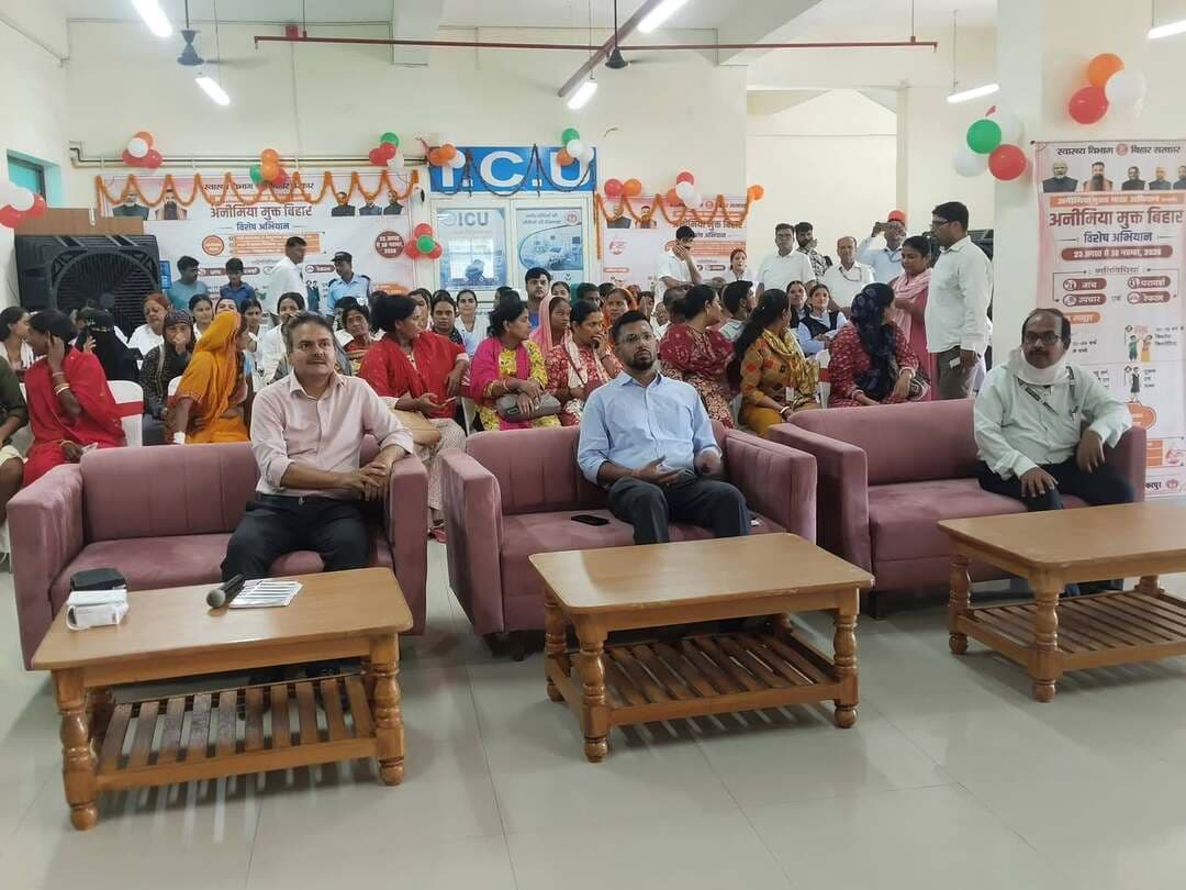 *माननीय मुख्यमंत्री, बिहार ने किया अनीमिया मुक्त बिहार अभियान का शुभारम्भ, जिलाधिकारी श्री कुमार गौरव की उपस्थित में मुजफ्फरपुर जिले में भी शुरू हुआ अभियान*
*==================*
*छह माह से 19 वर्ष तक के बच्चों-किशोरों की होगी हीमोग्लोबिन जांच*
*==================*
*30 नवंबर तक चलेगा अभियान, कम हीमोग्लोबिन वाले लोगों को दी जाएगी आयरन की दवा*
*==================*
25 अगस्त 2026 को माननीय मुख्यमंत्री, बिहार सरकार द्वारा अपराह्न 3 बजे संवाद कक्ष से अनीमिया मुक्त भारत अभियान के अंतर्गत अनीमिया मुक्त बिहार अभियान का शुभारम्भ किया गया। इसके साथ ही मुजफ्फरपुर जिले में भी सदर अस्पताल, अनुमंडलीय अस्पताल, सामुदायिक स्वास्थ्य केन्द्र, अतिरिक्त प्राथमिक स्वास्थ्य केन्द्र एवं आयुष्मान आरोग्य मंदिरों में अभियान की शुरुआत की गई।
अभियान के तहत छह माह से लेकर 19 वर्ष तक के बालक एवं बालिकाओं के हीमोग्लोबिन स्तर की जांच की गई। इसके अतिरिक्त गर्भवती एवं धात्री महिलाओं के हीमोग्लोबिन की भी जांच की गई। यह अभियान 25 अगस्त 2026 से प्रारम्भ होकर 30 नवंबर 2026 तक संचालित किया जाएगा।
जांच के दौरान जिन बच्चों, किशोर-किशोरियों एवं महिलाओं में हीमोग्लोबिन का स्तर निर्धारित मानक से कम पाया जाएगा, उन्हें आवश्यकतानुसार आयरन सिरप तथा आईएफए की गुलाबी, नीली एवं लाल गोलियां उपलब्ध कराई जाएंगी। अभियान के माध्यम से अनीमिया की पहचान कर समय पर उपचार एवं दवा उपलब्ध कराने पर विशेष जोर दिया जा रहा है।
अनीमिया से प्रभावित बच्चों, युवाओं एवं महिलाओं में निचले पलक के अंदरूनी हिस्से की लालिमा में कमी, त्वचा एवं हथेली का पीलापन या लालिमा में कमी, नाखूनों में बदलाव, जीभ में सूजन, जल्दी थकान, सांस फूलना, पढ़ाई एवं खेलकूद में मन नहीं लगना, सुस्ती एवं अधिक नींद आना, बार-बार बीमार पड़ना तथा भूख नहीं लगना जैसे लक्षण दिखाई दे सकते हैं।
अभियान का मुख्य उद्देश्य लोगों में अनीमिया की स्थिति की यथाशीघ्र पहचान कर समय पर उपचार एवं आवश्यक दवा उपलब्ध कराना है, ताकि बच्चों, किशोर-किशोरियों, गर्भवती एवं धात्री महिलाओं को अनीमिया से बचाया जा सके तथा उनके स्वास्थ्य में सुधार सुनिश्चित किया जा सके।
इस मौके पर सिविल सर्जन, डीपीएम स्वास्थ्य सहित अन्य चिकित्सक एवं स्वास्थ्य कर्मी मौजूद रहे।
Information & Public Relations Department, Government of Bihar
State Health Society, Bihar
Bihar Health Department
