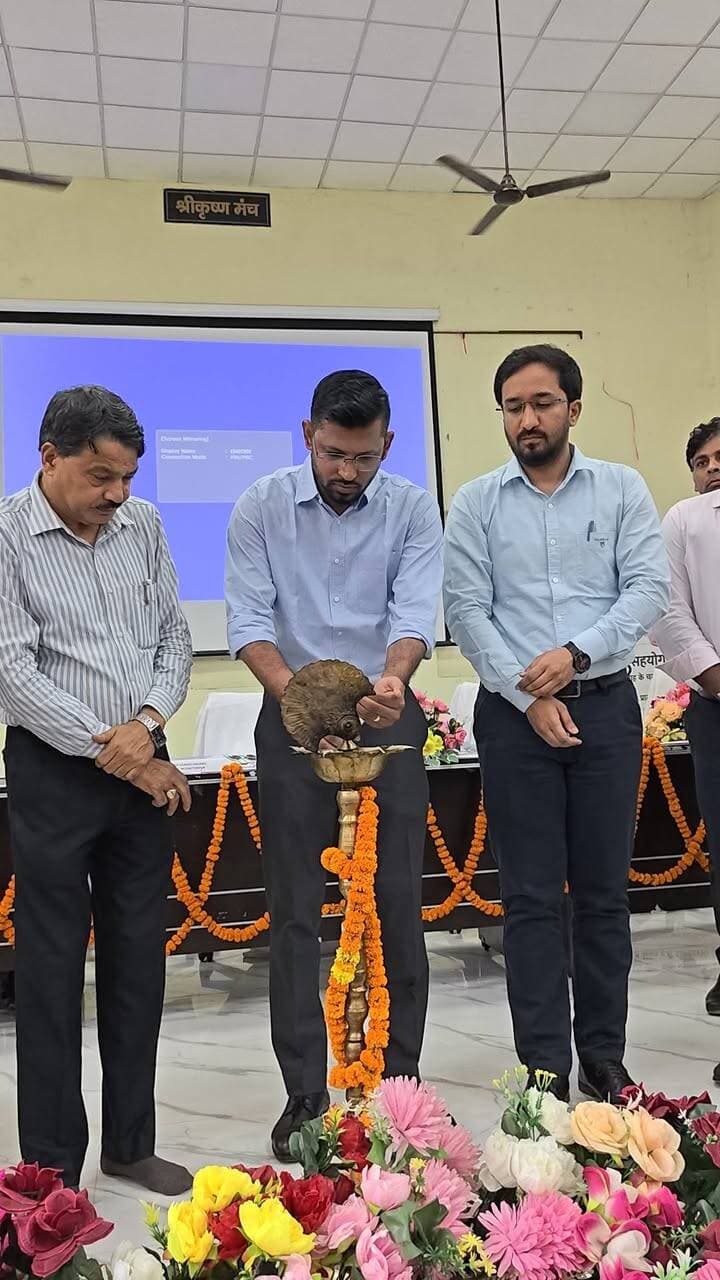 मुजफ्फरपुर जिला के 34 सरकारी शैक्षणिक संस्थानों में प्रथम विद्यार्थी सहयोग शिविर आयोजित हुआ; एमआईटी मुजफ्फरपुर में जिलाधिकारी ने भाग लेकर छात्र-छात्राओं से संवाद स्थापित किया
===================
‘विद्यार्थी सहयोग पोर्टल’ काफ़ी उपयोगी; छात्र-छात्राओं की समस्याओं का त्वरित, पारदर्शी, समयबद्ध एवं गुणवत्तापूर्ण समाधान सुनिश्चित किया जाएगा: जिलाधिकारी
===================
विद्यार्थियों को गुणवत्तापूर्ण उत्कृष्ट शिक्षा प्रदान करना प्रशासन की सर्वाेच्च प्राथमिकता; सम्पूर्ण प्रशासनिक तंत्र इसके लिए सजग, तत्पर एवं प्रतिबद्ध : जिलाधिकारी
===================
मुजफ्फरपुर। राज्य सरकार के आदेश के आलोक में विद्यार्थियों की शिकायतों एवं समस्याओं के प्रभावी समाधान के उद्देश्य से आज मंगलवार को रोस्टर के अनुसार मुजफ्फरपुर जिला के 34 सरकारी शैक्षणिक संस्थानों में प्रथम विद्यार्थी सहयोग शिविर का आयोजन हुआ। हजारों की संख्या में विद्यार्थियों ने भाग लेकर इसका लाभ उठाया। जिला पदाधिकारी, मुजफ्फरपुर श्री कुमार गौरव द्वारा शिविरों के सफल आयोजन के लिए वरीय प्रभारी पदाधिकारियों, नोडल पदाधिकारियों एवं प्रभारी पदाधिकारियों को प्रतिनियुक्त किया गया था।
ज़िलाधिकारी ने स्वयं एमआईटी, मुजफ्फरपुर में आयोजित ‘विद्यार्थी सहयोग शिविर’ में भाग लिया। इस अवसर पर उन्होंने उपस्थित छात्र-छात्राओं से संवाद स्थापित किया तथा उनकी समस्याओं एवं शिकायतों को गंभीरता से सुना। छात्र-छात्राओं ने गर्ल्स हॉस्टल, टीचिंग फेकल्टी, संपर्क सड़क इत्यादि समस्याओं के बारे में बताया। ज़िलाधिकारी ने कहा कि सभी समस्याओं का समयबद्ध ढंग से विधिवत समाधान सुनिश्चित किया जाएगा।
जिलाधिकारी ने कहा कि ‘विद्यार्थी सहयोग पोर्टल’ काफ़ी उपयोगी है। छात्र-छात्रा कहीं भी, कभी भी इसपर समस्या दर्ज कर सकते हैं। पोर्टल पर शिकायत प्राप्त होने के बाद संबंधित विभाग एवं पदाधिकारी द्वारा मामले की जांच कर अधिकतम 30 दिनों के अंदर समस्या का विधिवत समाधान सुनिश्चित कर आवेदक को लिखित रूप से सूचित किया जाएगा।ज़िलाधिकारी ने कहा कि विद्यार्थियों को जो भी समस्या या शिकायत हो उसे ‘विद्यार्थी सहयोग पोर्टल’ के माध्यम से दर्ज कराया जाए। उन्होंने कहा कि विद्यार्थी सहयोग शिविर का उद्देश्य विद्यार्थियों की समस्याओं को एक मंच पर प्राप्त कर उनका त्वरित, पारदर्शी एवं प्रभावी समाधान सुनिश्चित करना है, ताकि छात्र-छात्राओं को अपनी शिकायतों के निराकरण के लिए अनावश्यक रूप से कार्यालयों का चक्कर नहीं लगाना पड़े।
’’विद्यार्थी सहयोग शिविर’’ एवं पोर्टल पर प्रकाश डालते हुए ज़िलाधिकारी ने संस्थान में उपस्थित अभियंत्रण की सैकड़ों छात्र-छात्राओं को बताया कि राज्य सरकार के आदेश के आलोक में विद्यार्थियों की शिकायतों एवं समस्याओं के प्रभावी समाधान हेतु ’’विद्यार्थी सहयोग शिविर’’ का आयोजन दिनांक 25 अगस्त, 2026 से प्रत्येक माह के चतुर्थ मंगलवार को किया जाना है। चतुर्थ मंगलवार को अवकाश रहने पर यह शिविर अगले कार्य दिवस को आयोजित किया जाएगा। विद्यार्थी सहयोग शिविर कार्यक्रम हेतु जिला प्रशासन द्वारा रोस्टर का निर्धारण किया गया है। साथ ही शिविरों के सफल आयोजन के लिए वरीय प्रभारी पदाधिकारियों, नोडल पदाधिकारियों एवं प्रभारी पदाधिकारियों को भी प्रतिनियुक्त किया गया है।
ज़िलाधिकारी ने कहा कि विद्यार्थियों को सीधे अपनी समस्याओं, शिकायतों एवं सुझावों को रखने का अवसर प्रदान करने और उसके निदान हेतु राज्य सरकार सतत प्रयासरत है। इसी क्रम में विद्यार्थियों की शिकायतों के प्रभावी समाधान के लिए सात निश्चय-3 के अधीन ’’सबका सम्मान, जीवन आसान’’ के लक्ष्य को ध्यान में रखते हुए विद्यार्थी सहयोग शिविर का आयोजन सरकारी शैक्षणिक संस्थानों जैसे विश्वविद्यालयों, अंगीभूत महाविद्यालयों, अभियंत्रण महाविद्यालयों, चिकित्सा महाविद्यालयों, पॉलिटेक्निक, आईटीआई, पारामेडिकल काॅलेज, नर्सिंग स्कूल, पिछड़ा एवं अति पिछड़ा वर्ग कल्याण विभाग के छात्रावासों, अनुसूचित जाति एवं अनुसूचित जनजाति कल्याण विभाग के छात्रावासों, अल्पसंख्यक कल्याण विभाग के छात्रावासों, कस्तूरबा गांधी छात्रावासों एवं समाज कल्याण विभाग द्वारा संचालित नेत्रहीन/मूकबधिर विद्यालयों में किया जा रहा है।
ज़िलाधिकारी ने कहा कि माननीय मुख्यमंत्री द्वारा विद्यार्थियों की समस्याओं के त्वरित, पारदर्शी एवं समयबद्ध समाधान सुनिश्चित करने के उद्देश्य से ‘विद्यार्थी सहयोग पोर्टल’ की शुरुआत की गई है। इस पोर्टल के माध्यम से छात्र-छात्राएं अपनी शिकायतें ऑनलाइन या टॉल-फ्री हेल्पलाइन नंबर 1100 पर दर्ज करा सकेंगे। प्राप्त सभी शिकायतों का निष्पादन अंतिम रूप से 30 दिन में किया जाएगा। संतोषजनक निष्पादन नहीं होने पर अपील का भी प्रावधान है। ज़िलाधिकारी ने विद्यार्थियों से अपील की कि ’’विद्यार्थी सहयोग शिविर’’ का लाभ उठाएँ। अपनी समस्याओं एवं शिकायतों को ‘विद्यार्थी सहयोग पोर्टल’ पर दर्ज कराकर इस सुविधा का अधिकाधिक लाभ उठाएं।
प्राचार्य, एमआईटी ने विद्यार्थियों को संबोधित करते हुए कहा कि सरकार की यह पहल अत्यंत सराहनीय है। इससे छात्र-छात्राओं को समस्याओं के निराकरण के लिए एक महत्वपूर्ण प्लेटफ़ार्म प्राप्त हुआ है। उन्होंने विद्यार्थियों से इसका लाभ उठाने की अपील की।
जिलाधिकारी ने कहा कि *विद्यार्थियों को गुणवत्तापूर्ण उत्कृष्ट शिक्षा प्रदान करना प्रशासन की सर्वाेच्च प्राथमिकता है। सम्पूर्ण प्रशासनिक तंत्र इसके लिए सजग, तत्पर एवं प्रतिबद्ध* है।
इस अवसर पर उप विकास आयुक्त, प्राचार्य, एमआईटी, जिला शिक्षा पदाधिकारी एवं अन्य भी उपस्थित थे।
=================
विद्यार्थी अपनी शिकायत दर्ज करने के लिए विजिट करें: sahyog.bihar.gov.in/hss/
टॉल-फ्री हेल्पलाइन नंबर: 1100
=================
Information & Public Relations Department, Government of Bihar