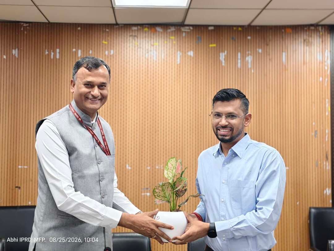 प्रभारी सचिव की अध्यक्षता में *आकांक्षी जिला एवं आकांक्षी प्रखण्ड से संबंधित समीक्षा* बैठक का आयोजन
====================
मुजफ्फरपुर जिला *अग्रणी जिलों* में से एक; निर्धारित लक्ष्य एवं बेसलाईन की तुलना में वर्तमान में उपलब्धि सराहनीय: प्रभारी सचिव
====================
अपर सचिव, सूचना एवं प्रौद्योगिकी विभाग, भारत सरकार -सह- प्रभारी सचिव, मुजफ्फरपुर जिला श्री सुनील कुमार की अध्यक्षता में आज समाहरणालय सभागार में आकांक्षी जिला एवं आकांक्षी प्रखण्ड से संबंधित समीक्षात्मक बैठक का आयोजन हुआ। इसमें एस्पायरेशनल डिस्ट्रिक्ट एवं ब्लाॅक कार्यक्रम के सभी इंडिकेटर पर विस्तृत समीक्षा की गई तथा अद्यतन स्थिति का जायजा लिया गया। प्रभारी सचिव ने कहा कि मुजफ्फरपुर जिला प्रगतिशील एवं अग्रणी जिलों में से एक है। निर्धारित लक्ष्य एवं बेसलाईन की तुलना में वर्तमान में काफी अच्छी उपलब्धि है। उन्होंने कहा कि एस्पायरेशनल डिस्ट्रिक्ट कार्यक्रम (एडीपी) के तहत 49 इंडिकेटर्स तथा एस्पायरेशनल ब्लाॅक कार्यक्रम (एबीपी) के तहत 39 इंडिकेटर्स शामिल है। इन सभी सूचकांकों पर आज एक-एक कर विस्तार से समीक्षा की गई है। एडीपी के तहत स्वास्थ्य एवं पोषण, शिक्षा, कृषि एवं संबद्ध सेवाएं, आधारभूत संरचना तथा वितीय समावेशन एवं कौशल विकास थीम पर विभागवार एवं इंडिकेटरवाईज समीक्षा की गई। इसमें पाया गया कि अनेक इंडिकेटर्स पर शत-प्रतिशत उपलब्धि है। कुल गर्भधारण की तुलना में एएनसी के लिए पंजीकृत गर्भवती महिलाओं की संख्या में काफी अच्छी प्रगति है। जुलाई माह में इसमें 179 प्रतिशत उपलब्धि पाई गई है। गंभीर रूप से एनीमिया के लिए जांच किए गए गर्भवती महिलाओं की तुलना में गंभीर रूप से एनीमिया के लिए उपचार किए गए गर्भवती महिलाओं के मामले में भी उपलब्धि शत-प्रतिशत है। जिलाधिकारी ने कहा कि सरकार के आदेश के आलोक में एनीमिया-मुक्त बिहार अभियान का आज से शुभारंभ हुआ है। इसके तहत इसपर विशेष जोर दिया जाएगा। समीक्षा में पाया गया कि जन्म के एक घंटा के अंदर स्तनपान कराए गए नवजात बच्चों की संख्या, 9-11 महीने के पूर्ण टीकाकृत बच्चों की संख्या, अनुमानित मामलों की तुलना में सरकारी एवं निजी संस्थानों में टीबी का नोटिफिकेशन दर, राष्ट्रीय सार्वजनिक स्वास्थ्य मानकों के अनुरूप अनुपालित प्राथमिक स्वास्थ्य केन्द्रों का प्रतिशत, प्रति 5 लाख की जनसंख्या पर एक एफआरयू (फ़र्स्ट रेफरल यूनिट) के आधार पर क्रियाशील एफआरयू का समानुपात, राष्ट्रीय सार्वजनिक स्वास्थ्य मानकों की अपेक्षा उपलब्ध स्पेशलिस्ट सुविधाओं का समानुपात, आंगनबाड़ी केन्द्रों में वीएचएसएनडी का आयोजन, आईसीडीएस कार्यक्रम के तहत पूरक पोषाहार लेने वाली गर्भवती महिलाओं का प्रतिशत, विद्यालयों में क्रियाशील बालिका ट्वायलेट, विद्यालयों में क्रियाशील पेयजल सुविधा, माध्यमिक स्तर पर विद्यालयों में क्रियाशील विद्युत सुविधा, प्रधान मंत्री फसल बीमा योजना के तहत खरीफ एवं रबी में कुल बोया गया क्षेत्र, पशुपालन के क्षेत्र में कुल वैक्सिनेटेड पशुओं की संख्या इत्यादि विभिन्न मानकों पर एडीपी में मुजफ्फरपुर जिला की उपलब्धि वांछित स्तर एवं बेसलाईन से काफी अच्छी है। मुजफ्फरपुर जिला का मुशहरी प्रखण्ड एस्पायरेशनल ब्लाॅक है। एबीपी प्रोग्राम की समीक्षा में पाया गया कि आईसीडीएस, स्वास्थ्य, शिक्षा, ग्रामीण विकास, जीविका इत्यादि क्षेत्रों में इस प्रखण्ड में काफी अच्छा कार्य किया जा रहा है। 39 विभिन्न इंडिकेटर्स में कई पर लगभग शत-प्रतिशत उपलब्धि है। प्रभारी सचिव ने इस पर अत्यंत प्रसन्नता व्यक्त की। उन्होंने कहा कि एडीपी एवं एबीपी कार्यक्रम के तहत नीति आयोग द्वारा निर्धारित विभिन्न सूचकांकों पर उत्कृष्ट उपलब्धि सराहनीय है। इसके लिए जिलाधिकारी के साथ-साथ उनकी सम्पूर्ण टीम बधाई के पात्र हैं।
जिलाधिकारी ने प्रभारी सचिव के संज्ञान में लाया कि मुजफ्फरपुर जिला में सरकार के उद्देश्यों के अनुरूप लोक-कल्याणकारी एवं विकासात्मक योजनाओं का सफल क्रियान्वयन किया जा रहा है। जिन इंडिकेटर्स पर कमी है, उसकी समीक्षा एवं गैप एनालिसिस की जा रही है। इन कमियों को हमलोग शीघ्र दूर करेंगे। उन्होंने कहा कि लिंगानुपात 870 है। इसमें सुधार लाने के लिए हमलोग सतत प्रयासरत हैं। ऐक्शन प्लान के अनुसार कार्य किया जा रहा है। संस्थागत प्रसव में सुधार लाने के लिए बहुआयामी कार्य किया जा रहा है। विद्यालयों में बच्चों के इनराॅलमेन्ट पर विशेष ध्यान दिया जा रहा है। जिलाधिकारी ने कहा कि इन सब एरिया को फोकस एरिया मानते हुए हमलोग प्राथमिकता के साथ कार्य कर रहे हैं।
प्रभारी सचिव ने कहा कि सरकार विकास के प्रति पूर्णतः सजग एवं तत्पर है। उन्होंने कहा कि जिलाधिकारी के नेतृत्व में मुजफ्फरपुर जिला विकास का नया आयाम गढ़ रहा है। जीविका, महिला एवं बाल कल्याण, कृषि, शिक्षा इत्यादि क्षेत्रों में जो बेहतर कार्य किए जा रहे हैं, उसके लिए मुजफ्फरपुर जिला को अनेक बार सम्मानित किया जा चुका है। यहाँ की सफलता की कहानियाँ राष्ट्रीय स्तर पर प्रचलित है। प्रभारी सचिव ने कहा कि जैसा कि जिलाधिकारी ने कहा कुछ मानकों पर अभी और कार्य करने की आवश्यकता है। हम आशा करते हैं कि इन इंडिकेटर्स पर भी भविष्य में सुधार परिलक्षित होगा। वैश्विक परिवर्तन को देखते हुए हम सबको विकास के प्रति सजग, सक्रिय एवं प्रतिबद्ध रहना होगा।
इस बैठक में सिविल सर्जन, जिला योजना पदाधिकारी, जिला कार्यक्रम पदाधिकारी आईसीडीएस, जिला शिक्षा पदाधिकारी, जिला कृषि पदाधिकारी, जिला पशुपालन पदाधिकारी, डीपीएम जीविका सहित विभिन्न विभागों के जिला स्तरीय पदाधिकारी उपस्थित थे।
#नीतियोग
Information & Public Relations Department, Government of Bihar