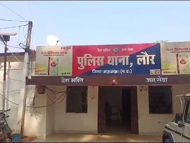 पेट्रोल कांड में एसपी का कड़ा एक्शन, मुंशी निलंबित
लौर। थाना क्षेत्र के अलहुआ गांव में सोमवार को पेट्रोल डालकर जिंदा जलाने की कोशिश के गंभीर मामले में पुलिस अधीक्षक ने कड़ा एक्शन लिया है। पीड़ित द्वारा शिकायत किए जाने के बावजूद मामले की जानकारी थाना प्रभारी तक नहीं पहुंचाने पर लौर थाने में पदस्थ हेड कॉन्स्टेबल सुरेन्द्र सिंह को निलंबित कर दिया गया है।
बताया जा रहा है कि घटना के बाद पीड़ित रिपोर्ट दर्ज कराने के लिए थाने पहुंचा था। आरोप है कि मुंशी सुरेन्द्र सिंह ने पीड़ित की शिकायत को थाना प्रभारी तक समय पर नहीं पहुंचाया। मामला वरिष्ठ अधिकारियों के संज्ञान में आने के बाद पुलिस अधीक्षक ने इसे गंभीर लापरवाही मानते हुए निलंबन की कार्रवाई की।
इधर मंगलवार सुबह लौर थाना पुलिस का बल अलहुआ गांव पहुंचा और घटनास्थल का जायजा लेते हुए मामले की जांच शुरू की। पुलिस ने घटना से जुड़े तथ्यों और साक्ष्यों को जुटाने के साथ ही आरोपी की तलाश तेज कर दी है। आरोपी की गिरफ्तारी के लिए संभावित ठिकानों पर दबिश दिए जाने की जानकारी सामने आई है।
पुलिस की इस कार्रवाई के बाद महकमे में भी हड़कंप की स्थिति है। अब पुलिस के सामने सबसे बड़ी चुनौती आरोपी की जल्द गिरफ्तारी के साथ मामले की निष्पक्ष जांच सुनिश्चित करना है। वहीं थाने में शिकायत के बावजूद वरिष्ठ अधिकारी तक सूचना नहीं पहुंचने के मामले में मुंशी के निलंबन को पुलिस अधीक्षक की सख्ती के तौर पर देखा जा रहा है।