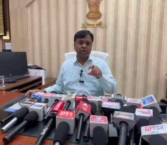 आदतन अपराधी पर हुई जिला बदर की कार्यवाही..
कलेक्टर नरेंद्र कुमार सूर्यवंशी ने आदतन अपराधी को एक वर्ष के लिए किया जिला बदर
_____________________
कलेक्टर एवं जिला दण्डाधिकारी नरेन्द्र कुमार सूर्यवंशी ने आदतन अपराधी देवेन्द्र तिवारी उम्र 26 वर्ष निवासी ग्राम जोन्हा को एक वर्ष के लिए जिला बदर करने के आदेश दिए हैं। आदतन अपराधी को रीवा, मऊगंज, सीधी, सतना, मैहर और सिंगरौली जिले की राजस्व सीमाओं से एक वर्ष के लिए बाहर रहने के आदेश दिए हैं। यह कार्रवाई मध्यप्रदेश राज्य सुरक्षा अधिनियम 1990 की धारा 3(1)(क) के तहत पुलिस अधीक्षक डॉ. गुरूकरण सिंह के प्रतिवेदन पर की गई है।
जारी आदेश के अनुसार आदतन अपराधी देवेन्द्र तिवारी पर विभिन्न थाना क्षेत्रों में 18 से अधिक प्रकरण दर्ज हैं। इनमें मारपीट, डराने-धमकाने, चोरी, गाली-गलौज, अवैध शस्त्र रखने सहित कई प्रकरण दर्ज हैं। आरोपी आपराधिक कृत्यों से लोक शांति भंग होने तथा आम जनता के मन में भय उत्पन्न होने का अंदेशा है। जिसके कारण जिला बदर की कार्रवाई की गई है। कलेक्टर एवं जिला दण्डाधिकारी रीवा ने आदतन अपराधी को आदेश प्राप्ति के 48 घंटे के भीतर एक वर्ष की अवधि के लिए जिला बदर किया है। बिना सक्षम अधिकारी की अनुमति के आदतन अपराधी इस अवधि में इन जिलों की सीमाओं में प्रवेश नहीं करेगा। आदेश का उल्लंघन करने पर उसके विरुद्ध मध्यप्रदेश राज्य सुरक्षा अधिनियम 1990 की धारा 14 के तहत कठोर कार्रवाई की जाएगी।