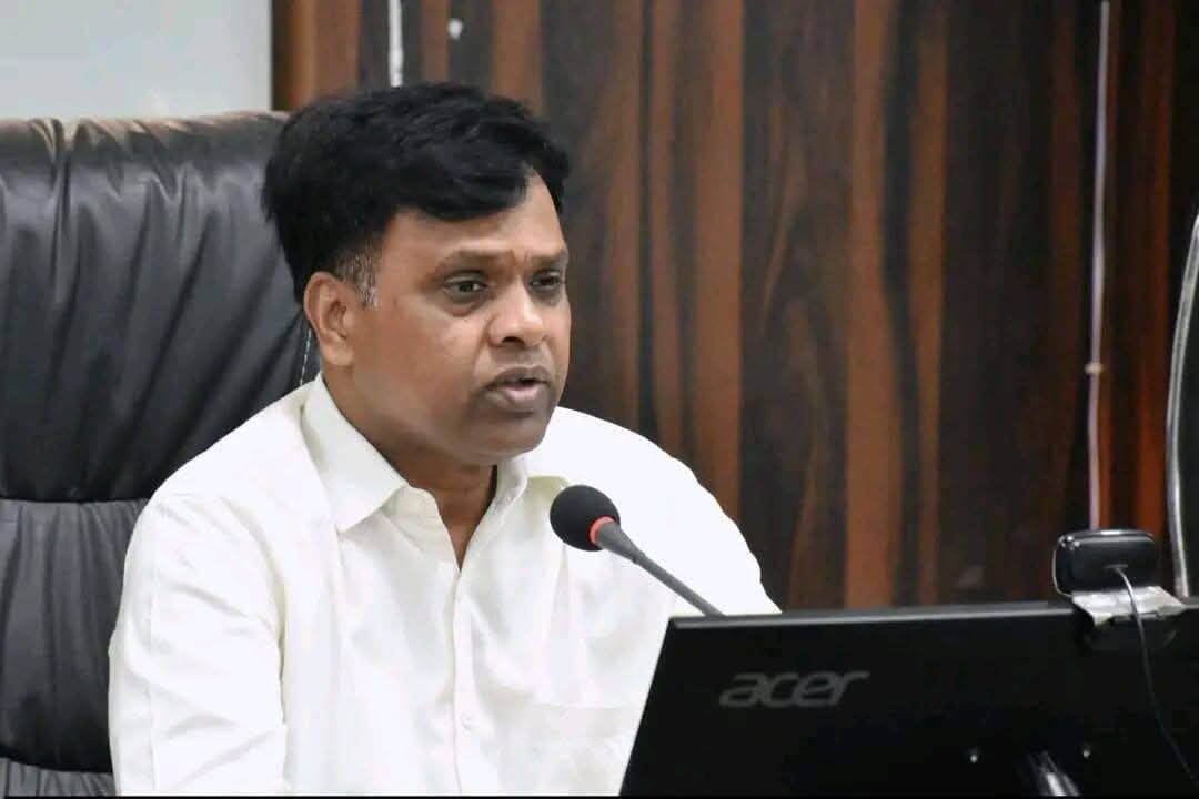 कलेक्टर ने 19 अधिकारियों को कारण बताओ नोटिस दिया
रीवा मे कलेक्टर नरेन्द्र कुमार सूर्यवंशी ने सीएम हेल्पलाइन प्रकरणों के निराकरण में लापरवाही बरतने पर 19 अधिकारियों को कारण बताओ नोटिस दिया है। नोटिस का तीन दिन की समय सीमा में संतोषजनक उत्तर प्राप्त न होने पर मध्यप्रदेश सिविल सेवा वर्गीकरण नियंत्रण एवं अपील नियम 1966 के तहत दण्डात्मक कार्यवाही की जाएगी।कलेक्टर ने कहा कि सीएम हेल्पलाइन प्रकरणों के निराकरण को शासन द्वारा सर्वोच्च प्राथमिकता दी जा रही है।
मुख्यमंत्री जन विश्वास अभियान के तहत आयोजित शिविरों में भी संबंधित क्षेत्र के सीएम हेल्पलाइन एवं जनसुनवाई के शत-प्रतिशत आवेदन पत्र निराकृत करने के निर्देश हैं।साप्ताहिक समीक्षा बैठक में भी सभी अधिकारियों को लंबित प्रकरणों का संवेनशीलता से निराकरण के लिए लगातार सचेत किया गया।इसके बावजूद सीएम हेल्पलाइन में जुलाई माह में दर्ज प्रकरणों एवं 50 दिन से अधिक समय से लंबित प्रकरणों के निराकरण में लापरवाही बरती गई।
जिसके कारण विभाग और जिले की रैकिंग पर विपरीत असर पड़ा, जिसके कारण नोटिस दिया गया है।कलेक्टर ने एसडीएम जवा पीयूष भट्ट,एसडीएम त्योंथर राकेश कुमार चौरसिया, एसडीएम गुढ़ सुधाकर सिंह बघेल,एसडीएम हुजूर डॉ.अनुराग तिवारी को नोटिस दिया है।
कलेक्टर ने तहसीलदार जवा सौरभ द्विवेदी, तहसीलदार त्योंथर पारसनाथ मिश्रा, तहसीलदार हुजूर शहर अनुपम पाण्डेय तहसीलदार हुजूर ग्रामीण शिवशंकर शुक्ला तहसीलदार मनगवां आंचल अग्रहरि, तहसीलदार सेमरिया ममता पटेल तहसीलदार गुढ़ अरूण यादव को भी कारण बताओ नोटिस दिया है। कलेक्टर ने सहायक संचालक उद्यानिकी दीक्षा चौरे,सहायक संचालक पिछड़ावर्ग सुमन द्विवेदी,प्रभारी अधिकारी अक्षय ऊर्जा रमाशंकर तिवारी,जिला संयोजक जनजातीय कार्य केके पाण्डेय को नोटिस दिया है।
कलेक्टर ने कार्यपालन यंत्री जल संसाधन मनोज तिवारी जिला आयुष अधिकारी डॉ. शारदा मिश्रा,जिला खनिज अधिकारी दीपमाला तिवारी तथा महाप्रबंधक जिला सहकारी बैंक ज्ञानेन्द्र पाण्डेय को भी नोटिस दिया है।