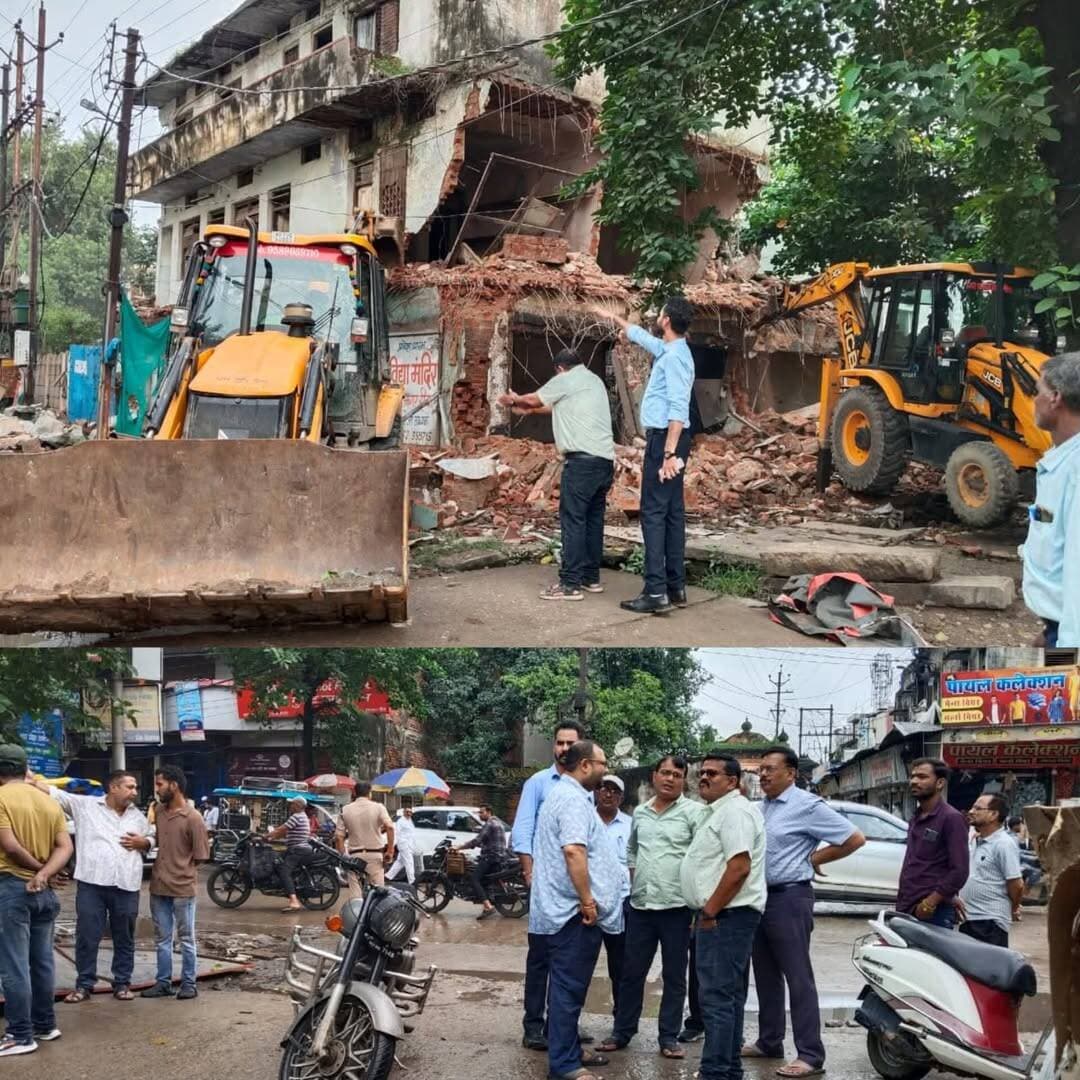 नगर निगम ने जर्जर चौरसिया भवन पर चलवाया बुल्डोजर , बना था खतरे का पर्याय
रीवा। निगम आयुक्त अक्षत जैन के निर्देशानुसार रीवा शहर में लगातार हो रही बारिश एवं अतिवृष्टि को दृष्टिगत रखते हुए नगर निगम रीवा की टीम द्वारा जर्जर एवं भयप्रद भवनों का निरीक्षण कर उन्हें गिराने की कार्रवाई की जा रही है। इसी क्रम में सोमवार को वार्ड क्रमांक 22 में सफारी के बगल में स्थित कपिल चौरसिया के भवन का नगर निगम रीवा के सहायक यंत्री एवं उपयंत्री द्वारा निरीक्षण किया गया। निरीक्षण के दौरान भवन अत्यंत जर्जर एवं भयप्रद स्थिति में पाया गया। भवन अमहिया रोड के व्यस्ततम मार्ग पर स्थित होने के कारण दुकान संचालन के लिए अनुपयुक्त था तथा इसके किसी भी समय गिरने की संभावना थी।
नगर निगम द्वारा भवन स्वामी को जारी नोटिस में स्पष्ट किया गया था कि उक्त भवन की स्थिति अत्यंत खराब होने के कारण इसे 24 घंटे के भीतर स्वयं हटाने के निर्देश दिए गए थे। नगर पालिक निगम अधिनियम, 1956 की धारा 310 के तहत जारी सूचना में भवन स्वामी को निर्देशित किया गया था कि भवन को सुरक्षित तरीके से हटाने की कार्रवाई सुनिश्चित करें। निर्धारित अवधि में भवन नहीं हटाए जाने की स्थिति में नगर निगम द्वारा जिला प्रशासन एवं पुलिस विभाग के सहयोग से जेसीबी की सहायता से भवन को गिराने की कार्रवाई की गई। नगर निगम द्वारा स्पष्ट किया गया है कि वर्षा एवं अतिवृष्टि के दौरान जनसुरक्षा को ध्यान में रखते हुए ऐसे सभी जर्जर एवं भयप्रद भवनों पर नियमानुसार कार्रवाई लगातार जारी रहेगी। विगत दिवस में वार्ड 20 रानीगंज में सफाई गोदाम की भयप्रद दीवाल भी गिराई गई थी एवं उपरहटी वार्ड 36 में भयप्रद भवन गिराने की भी कार्यवाही की गई थी। निगम प्रशासन ने नागरिकों से अपील की है कि वे जर्जर भवनों के आसपास न जाएं और ऐसे भवनों में निवास अथवा व्यवसाय संचालित करने से बचें।
कार्रवाई के दौरान नायब तहसीलदार यतीश शुक्ला, सहायक यंत्री कमलेश्वर सिंह, उपयंत्री अमन सिंह तिवारी, अतिक्रमण प्रभारी राजेश चतुर्वेदी, सुखेंद चतुर्वेदी, अतिक्रमण सहायक ज्ञानेन्द्र द्विवेदी, अतिक्रमण टीम एवं अन्य अधिकारी-कर्मचारी उपस्थित रहे।