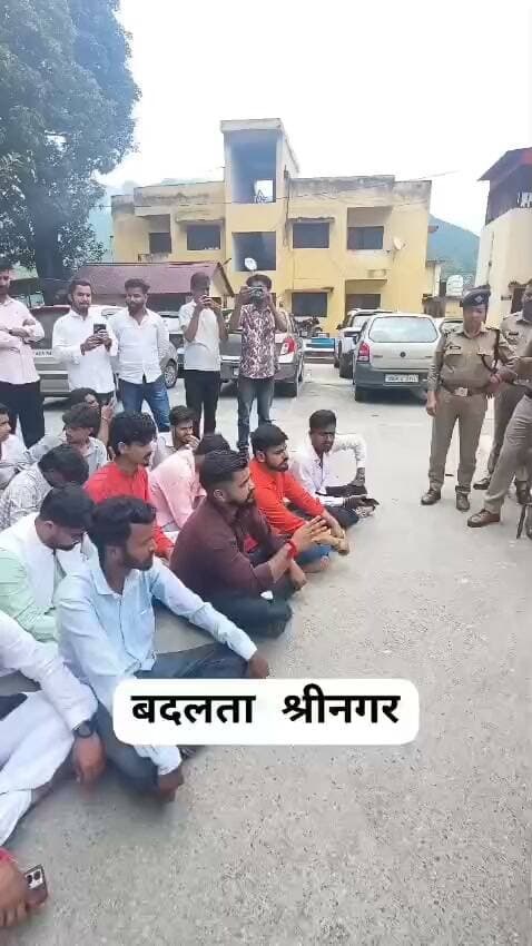 थम नही रहा छात्रों का आक्रोश पुलिस क्षेत्राधिकारी के खिलाफ कोतवाली में गढ़वाल विश्वविद्यालय के छात्रों...see more