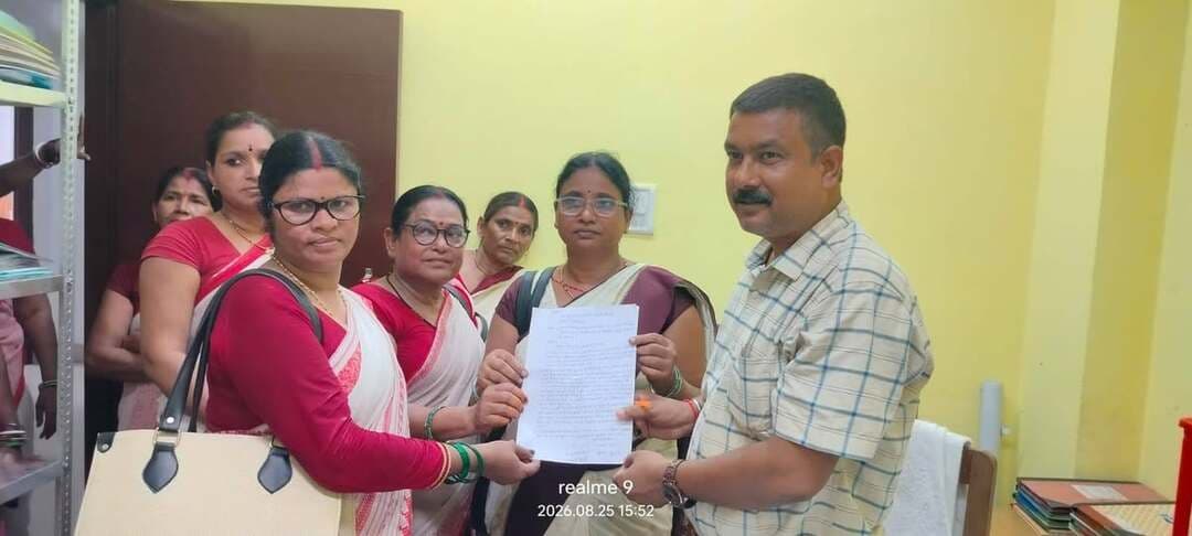 बिहार राज्य आंगनबाड़ी वर्कर्स यूनियन (ऐक्टू) के बैनर तले सीडीपीओ कार्यालय अरियरी पर एक दिवसीय धरना का आयोजन किया गया।
धरना की अध्यक्षता आंगनबाड़ी नेत्री संजू कुमारी ने किया जबकि संचालन ममता कुमारी ने किया मौके पर पहुंचे ऐक्टू जिला संयोजक कमलेश प्रसाद ने धरना को संबोधित करते हुए कहा कि चाहे केंद्र सरकार हो या फिर राज्य सरकार दोनों सरकारें इनकी मांगों की उपेक्षा कर रही हैं,क्योंकि लगभग छः महीने से मानदेय नहीं दे रहे हैं इससे इनको परिवार चलाने में ,बच्चे को पढ़ाने में काफी संकट का सामना करना पड़ा रहा है,एक तरफ मानदेय काफी कम मिल रहा है तो दूसरे तरफ समय पर भुगतान नहीं ये रवैया सही नहीं है,न्यूनतम वेतनमान,सामाजिक सुरक्षा आज आंगनबाड़ी सेविका व सहायिका बहनों का प्रमुख सवाल बना हुआ है,उन्होंने कहा कि वर्तमान आदेश पॉकेट भुगतान एवं बच्चों के पोशाक वितरण से प्रतीत होता है कि विभागीय उद्देश्य एवं सेवाओं का निजीकरण किया जा रहा है तथा वर्तमान विभागीय व्यवस्था के करण माननीय सर्वोच्च न्यायालय के आदेश का पालन नहीं हो रहा है वर्ष में 300 दिन को शहर एवं अन्य राज्यों की तरह ग्रेच्युटी भुगतान सरकार को करनी चाहिए साथ ही साथ बढ़ती महंगाई को देखते हुए सोने के मूल्य के अनुपात मंडे एवं अन्य मदों में भी वृद्धि की जानी चाहिए, सभी सेविकाओं को 5G मोबाइल या गुणवत्ता पूर्ण क्रय हेतु 15000 रुपया राशि का भुगतान किया जाना चाहिए ताकि से अधिकार नहीं मोबाइल ले सके। आंगनबाड़ी नेत्री संजू कुमारी ने कहा कि सरकार चुनाव के समय बड़ी-बड़ी बादा करती है फिर चुनाव जीतने के बाद भूल जाती है पटना, दिल्ली की सरकार हम तमाम सेविका, सहायिका बहनों के साथ छल कर रही है,धरना में सभी सेविका, सहायिका को सरकारी कर्मचारी घोषित करो,9000 हजार में दम नहीं 25000 हजार से कम नहीं,समय पर मानदेय का भुगतान करो,5 G मोबाइल का प्रबंध करो,पटना दिल्ली खोलो कान,नहीं तो होगा नींद हराम,आदि नारे लगा रहे थे,अंत में पांच सूत्री मांगों को संबंधित अधिकारी को ज्ञापन सौंपा,इस कार्यक्रम में सेविका नेत्रीअनिता कुमारी, लक्ष्मी कुमारी, सुषमा कुमारी, सुनीता कुमारी सहित सैकड़ो की संख्या में सेविका सहायिका उपस्थित रही।