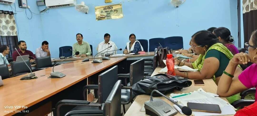 समाहरणालय स्थित संगीति सभाकक्ष में उप विकास आयुक्त की अध्यक्षता में आईसीडीएस के अंतर्गत संचालित आंगनबाड़ी केंद्रों की एक महत्वपूर्ण समीक्षा बैठक आयोजित की गई।
बैठक के दौरान जिला प्रोग्राम पदाधिकारी द्वारा जिले में संचालित आंगनबाड़ी केंद्रों की स्थिति का ब्यौरा प्रस्तुत किया गया। जिले में कुल 718 आंगनबाड़ी केंद्र संचालित हैं।
इनमें से 217 केंद्रों का संचालन विभागीय भवन में किया जा रहा है। जवकि 361 आंगनबाड़ी केंद्र वर्तमान में किराए के मकानों में संचालित किये जा रहे हैं। शेष केंद्र अन्य सरकारी भवनों, जैसे विद्यालय, सामुदायिक भवन, किसान भवन आदि में संचालित किए जा रहे हैं। 22 पूर्व में निर्मित आंगनबाड़ी केंद्र जो वर्तमान में जर्जर स्थिति में है तथा जिसकी मरम्मति नही की जा सकती उनके लिए नए भवन निर्माण की आवश्यकता पर बल दिया गया।
उप विकास आयुक्त महोदय ने किराए के मकानों में चल रहे सभी 361 आंगनबाड़ी केंद्रों को निकटवर्ती सरकारी विद्यालयों अथवा अन्य सरकारी भवनों में शिफ्ट करने का निर्देश दिया। उन्होंने निर्देशित किया कि विद्यालयों में संचालित आंगनवाड़ी केंद्रों के लिए अलग से किचन (रसोई घर) की व्यवस्था की जाए।
यदि विद्यालय में कमरों की कमी है, तो आवश्यकतानुसार अतिरिक्त कमरों के निर्माण कराया जायेगा। इसके अतिरिक्त अन्य सरकारी भवनो में संचालित केन्द्रो में मरम्मती की आवश्यकता हो तो सम्बंधित विभाग से समन्वय स्थापित कर मरम्मती कार्य भी कराया जायेगा।
इस समीक्षा बैठक में निदेशक राष्ट्रीय नियोजन कार्यक्रम सभी बाल विकास परियोजना पदाधिकारी , शिक्षा विभाग के प्रतिनिधि, जिला समन्वयक, पोषण अभियान तथा जेंडर स्पेशलिस्ट, सभी महिला पर्यवेक्षिका सहित संबंधित विभाग के अन्य कर्मी मौजूद रहे।