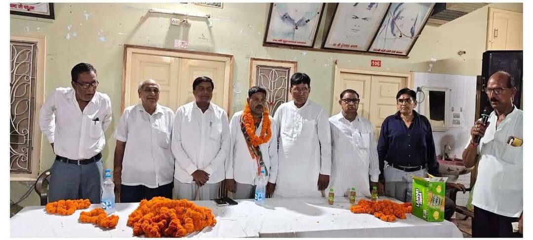 वार्ड 25 में कांग्रेस ने रणजीत भाटी( ‘जीतू भाटी’) पर लगाया दांव, 36 बिरादरी की सहमति से तय हुआ प्रत्याशी
नोहर। नगरपालिका चुनाव 2026 को लेकर कांग्रेस ने वार्ड नंबर 25 से रणजीत सिंह उर्फ ‘जीतू भाटी’ को अपना प्रत्याशी घोषित किया है। रविवार को आयोजित बैठक में ‘ राजेन्द्र चाचाण और युवा विधायक अमित चाचाण की मौजूदगी में वार्डवासियों, मतदाताओं एवं 36 बिरादरी के प्रतिनिधियों ने सर्वसम्मति से रणजीत (जीतू भाटी )के नाम पर मोहर लगाई।
बैठक में तय हुआ कि रणजीत भाटी (जीतू भाटी) कांग्रेस के बैनर तले चुनाव मैदान में उतरेंगे। कांग्रेस नेताओं के अनुसार, प्रत्याशी चयन का यह निर्णय वार्ड के विभिन्न वर्गों की सहमति और विश्वास को ध्यान में रखते हुए लिया गया है।
36 बिरादरी की सहमति से बदलेगा चुनावी समीकरण
नोहर की राजनीति में 36 बिरादरी की भूमिका महत्वपूर्ण मानी जाती है। वार्ड 25 में विभिन्न समुदायों के प्रतिनिधियों की मौजूदगी में लिया गया यह निर्णय चुनावी मुकाबले को नया मोड़ दे सकता है। बैठक में मौजूद लोगों ने जीतू भाटी को क्षेत्र की समस्याओं से जुड़े और जनता के बीच सक्रिय बताया।
प्रत्याशी की घोषणा के बाद समर्थकों और कांग्रेस कार्यकर्ताओं में उत्साह नजर आया। समर्थकों ने कहा कि वार्डवासियों के विश्वास और समर्थन के साथ जीतू भाटी चुनाव मैदान में मजबूत दावेदारी पेश करेंगे।
अब जीतू भाटी वार्ड में जनसंपर्क अभियान शुरू कर मतदाताओं से समर्थन मांगेंगे। नगरपालिका चुनाव की तैयारियों के बीच वार्ड 25 की सीट पर कांग्रेस की ओर से प्रत्याशी घोषित होने के साथ ही चुनावी गतिविधियां तेज हो गई हैं।
बैठक में मौजूद रहे: अमित चाचाण, सुमित चाचाण, श्रवण तंवर, प्रदीप पुरोहित, राधेश्याम जोईया, रामकुमार सहारण, राजू सोनी, दयाल पुरोहित, कमल तंवर, मोनू सोनी, मुकेश मिश्रा, नारायण छिंपा, नरेश छिंपा सहित बड़ी संख्या में वार्डवासी।