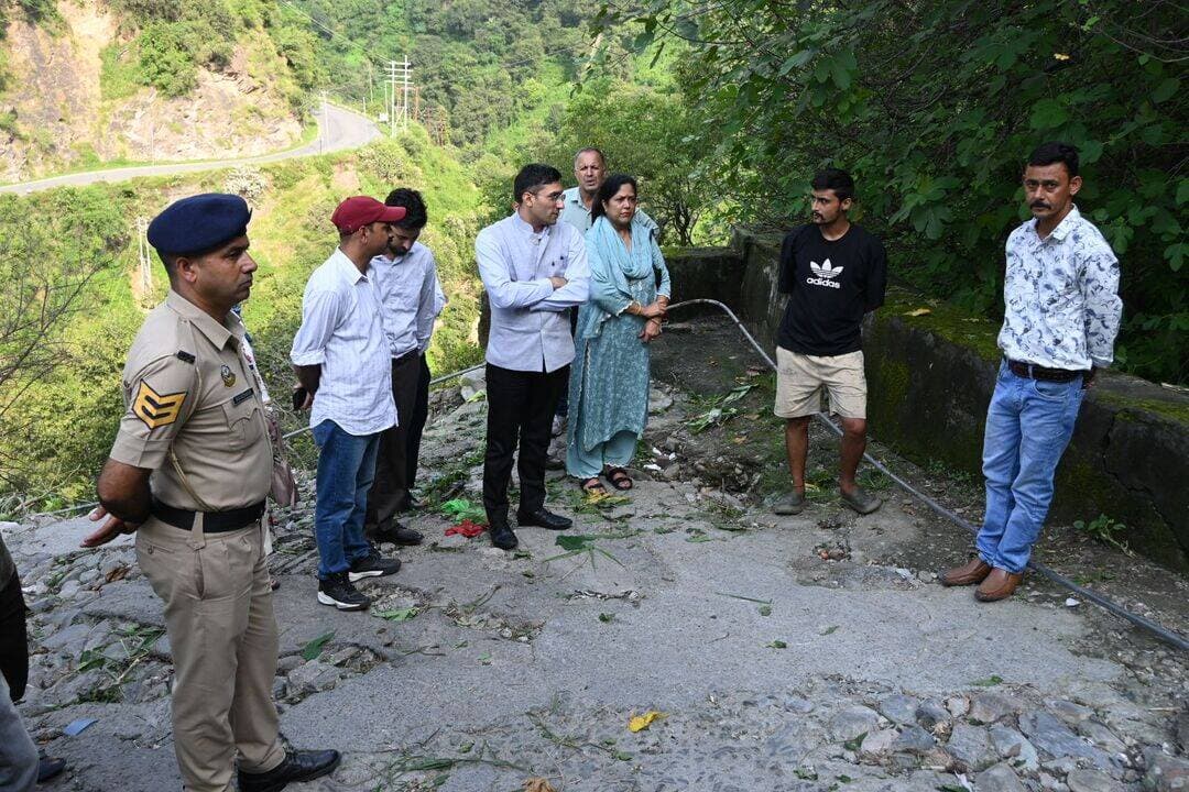 उपायुक्त मुकेश रेपस्वाल ने आज पक्काटाला- बालू संपर्क मार्ग के तहत राजकीय माध्यमिक विद्यालय पक्काटाला के समीप क्षतिग्रस्त सड़क का स्थलीय निरीक्षण किया।
इस दौरान उन्होंने लोक निर्माण विभाग तथा नगर परिषद के वरिष्ठ अधिकारियों को सड़क के पुनर्निर्माण कार्य को लेकर शीघ्र प्राक्कलन तैयार करने के निर्देश दिए, ताकि निर्माण कार्य में अनावश्यक विलंब न हो।
उपायुक्त ने नगर परिषद के अधिकारियों को निर्देश देते हुए कहा कि कूड़ा-कचरा निष्पादन की प्रक्रिया में किसी भी प्रकार की कोताही न बरती जाए। उन्होंने पक्काटाला में निरीक्षण के दौरान पाया कि बड़ी मात्रा में कूड़ा-कचरा अभी भी लोगों द्वारा खुले में फेंका जा रहा है। इस पर उन्होंने नगर परिषद को निर्देश दिए कि खुले में कूड़ा-कचरा फेंकने वालों के विरुद्ध नियमानुसार कड़ी कार्रवाई अमल में लाई जाए।
उन्होंने शहरवासियों से भी आग्रह किया कि वे कूड़ा-कचरा खुले में न फेंकें तथा इसके उचित निष्पादन में नगर परिषद का सहयोग करें, ताकि शहर को स्वच्छ एवं सुंदर बनाए रखने में सभी की सहभागिता सुनिश्चित हो सके।
उपायुक्त ने लोक निर्माण विभाग को निर्देश दिए कि पकाट्टाला क्षेत्र में वर्षा एवं अन्य जल की निकासी के लिए वैकल्पिक व्यवस्था तलाशने के प्रयास किए जाएं, ताकि पानी की निकासी के लिए उचित प्रावधान सुनिश्चित किया जा सके।
इस दौरान उपायुक्त ने पकाट्टाला स्थित पशुपालन विभाग के कार्यालय परिसर में प्रस्तावित पशु जन्म नियंत्रण भवन के लिए चिन्हित स्थल का भी निरीक्षण किया तथा नगर परिषद के अधिकारियों को इस संबंध में आवश्यक दिशा-निर्देश दिए।
निरीक्षण के दौरान स्थानीय लोगों ने उपायुक्त को क्षेत्र की विभिन्न समस्याओं से भी अवगत करवाया। उपायुक्त ने संबंधित अधिकारियों को लोगों द्वारा उठाई गई समस्याओं का प्राथमिकता के आधार पर समाधान सुनिश्चित करने के निर्देश दिए।
इस अवसर पर उपमंडलाधिकारी चिराग शर्मा, वरिष्ठ कार्यकारी अधिकारी नगर परिषद राशि कौशल, अधिशासी अभियंता कनाव बड़ोत्रा, पार्षद तन्नवी गोस्वामी, सहायक अभियंता दिनेश कुमार, कनिष्ठ अभियंता नीतिका ठाकुर सहित विभिन्न विभागों के अधिकारी उपस्थित रहे।