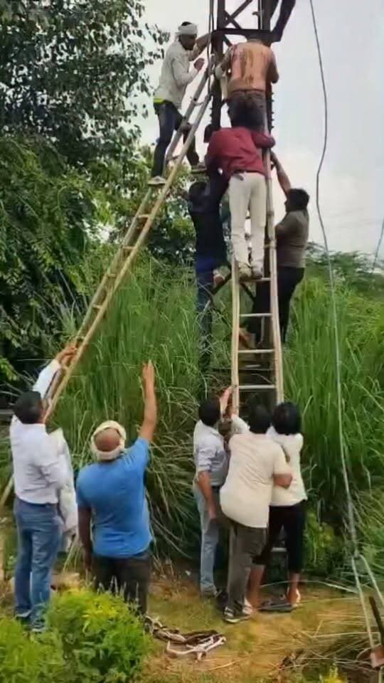 लापरवाही,,, जिंदगी और मौत से जूझ रहा कर्मी,
गोलपुरा भरतपुर निवासी हेमंत पुत्र भवानी शंकर सिरसई गांव के पास 33 केवी के लोहे के टावर पर चढ़कर लाइन का फॉल्ट चेक कर रहा था। इसी दौरान तीनों टीमें बार-बार विद्युत आपूर्ति चालू-बंद कर फॉल्ट की जांच कर रही थीं। तभी हेमंत करंट की चपेट में आ गया और टावर पर ही लटक गया।
घटना के बाद कर्मचारियों ने तत्काल पूरे कुम्हेर क्षेत्र की विद्युत सप्लाई बंद कराई कर्मचारियों ने हेमंत को टावर से नीचे उतारा और एंबुलेंस से आरबीएम अस्पताल भरतपुर ले जाया गया। वहां प्राथमिक उपचार के बाद चिकित्सकों ने उसे जयपुर रेफर कर दिया।
