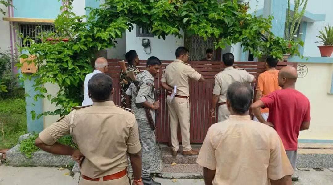 🚨 औरंगाबाद के वास्तु विहार में चोरी की घटना,
📍 औरंगाबाद: शहर के वास्तु विहार स्थित बिहार कांग्रेस के प्रदेश अध्यक्ष एवं पूर्व विधायक राजेश कुमार राम के घर चोरी की घटना सामने आई है। बताया जा रहा है कि चोर बाउंड्री फांदकर घर के अंदर दाखिल हुए।
वहीं, पड़ोसी के घर से करीब 20 लाख रुपये के जेवरात गायब होने की बात भी सामने आ रही है। घटना की जानकारी मिलने के बाद इलाके में हड़कंप मच गया है।
चोरी की घटना के बाद वास्तु विहार की सुरक्षा व्यवस्था पर सवाल उठने लगे हैं। सूचना के बाद पुलिस मामले की जांच में जुट गई है और घटना से जुड़े साक्ष्यों को खंगाला जा रहा है।
🔴 पूरी खबर पर नजर बनाए रखें...
#Bharatcrimelivenews
#Aurangabad #AurangabadNews #BiharCongress #RajeshKumarRam #Chori #Theft #CrimeNews #VastuVihar #BiharNews #AurangabadPolice #CrimeNews #BreakingNews #LatestNews #BiharNews