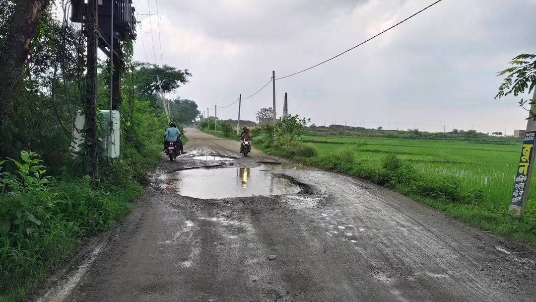 🚨 नवीनगर-टंडवा सड़क की बदहाली से बढ़ी परेशानी, बारिश में पानी से ढके गड्ढे बन रहे जानलेवा
📍 नवीनगर, औरंगाबाद: नवीनगर-टंडवा मुख्य पथ की जर्जर स्थिति से राहगीरों और वाहन चालकों की परेशानी बढ़ गई है। सड़क पर जगह-जगह बने बड़े-बड़े गड्ढों में बारिश का पानी जमा हो जाने से गड्ढे दिखाई नहीं देते, जिससे हादसे का खतरा बना हुआ है।
🏍️ दोपहिया वाहन चालकों को सबसे अधिक परेशानी हो रही है। गड्ढों का अंदाजा नहीं लग पाने के कारण बाइक और साइकिल सवार असंतुलित होकर गिरने और घायल होने की आशंका बनी रहती है। वहीं बड़े वाहनों के गुजरने पर सड़क पर जमा पानी राहगीरों पर पड़ता है।
यह सड़क क्षेत्र के कई गांवों और पंचायतों को जोड़ती है तथा प्रतिदिन बड़ी संख्या में लोग बाजार, अस्पताल, प्रखंड कार्यालय, विद्यालय सहित अन्य जरूरी कार्यों के लिए इसी मार्ग से आवागमन करते हैं।
स्थानीय ग्रामीणों ने संबंधित विभाग और प्रशासन से नवीनगर-टंडवा मुख्य पथ की जल्द मरम्मत कराने, गड्ढों को भरने और सड़क को सुरक्षित बनाने की मांग की है। ग्रामीणों का कहना है कि समय रहते मरम्मत नहीं हुई तो किसी बड़े हादसे से इनकार नहीं किया जा सकता।
📢 आपके क्षेत्र की भी कोई बड़ी समस्या या खबर है? हमें बताएं।
#Bharatcrimelivenews
#ताजा_समाचार #नवीनगर #टंडवा #औरंगाबाद #बिहार #सड़क_की_बदहाली #सड़क_मरम्मत #जनसमस्या #ग्रामीणों_की_मांग #RoadSafety #Nabinagar #Aurangabad #BiharNews #LocalNews
