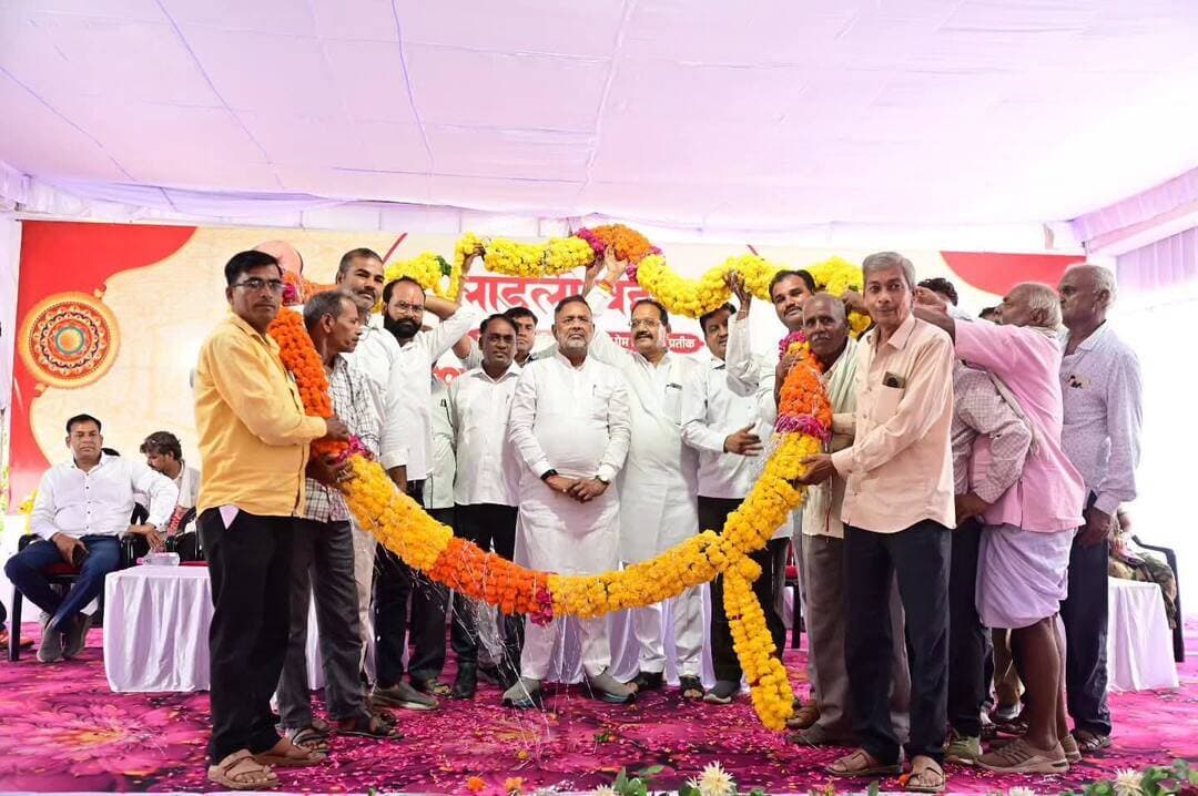 सांगोद विधानसभा क्षेत्र के बपावर कलां में मंगलवार को लाड़ली बहना रक्षाबंधन समारोह सम्पन्न हुआ। कार्यक्रम में ऊर्जा मंत्री हीरालाल नागर ने बहनों से रक्षासूत्र बंधवाया। इस मौके पर ऊर्जा मंत्री ने कहा कि यह केवल रक्षासूत्र नहीं, बल्कि भाई-बहन के स्नेह, विश्वास और अटूट रिश्ते का पवित्र बंधन है। बहनों के स्नेह से अभिभूत हूं और उनके इस अपनत्व को जीवनभर संजोकर रखूंगा।
मेरी क्षेत्र की प्रत्येक बहन का सम्मान, सुरक्षा और सुख-समृद्धि मेरे लिए सदैव सर्वोच्च प्राथमिकता है। बहनों का आशीर्वाद ही मेरी सबसे बड़ी ताकत और जनसेवा की मेरी प्रेरणा है।
#लाड़लीबहना #रक्षाबंधन #बपावरकलां #रक्षाबंधनसमारोह #HeeralalNagar #Sangod #सांगोद_विधानसभा