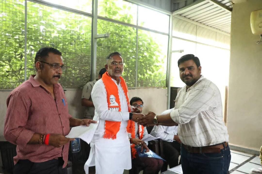 सांगोद में नगर पालिका चुनाव को लेकर ऊर्जा मंत्री हीरालाल नागर ने ली प्रभारियों की बैठक
सांगोद/कोटा।
ऊर्जा मंत्री हीरालाल नागर की अध्यक्षता में मंगलवार को निजी आवास पर चुनाव वार्ड प्रभारियों की संगठनात्मक बैठक आयोजित की गई। इस दौरान नगर पालिका चुनाव की तैयारियों को अंतिम रूप देने और बूथ स्तर तक संगठन को अभेद्य बनाने को लेकर चर्चा की गई। बैठक में वार्ड प्रभारियों, सह प्रभारियों, संयोजकों एवं सह संयोजकों ने भाग लिया। बैठक के दौरान चुनाव प्रभारी व किशनगंज विधायक ललित मीणा तथा भाजपा नेता ललित शर्मा विशेष रूप से उपस्थित रहे।