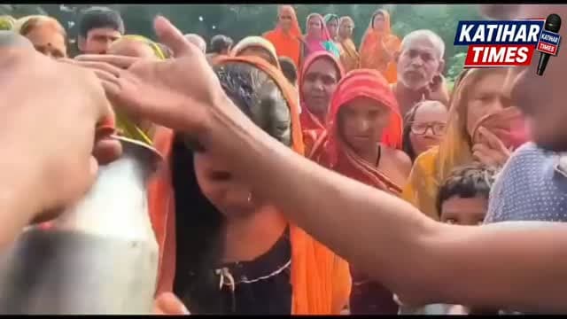 शादीशुदा महिला के प्यार में पागल हुआ युवक, समाज और लोगों की मौजूदगी में माथे में लगा सिंदूर को पहले पानी से धोया और सभी लोगों के सामने ही महिला को सिंदूर लगाकर और माला पहनाकर जीने मरने की कसमें खाई, इन दोनों शादीशुदा जोड़े का वीडियो सोशल मीडिया पर वायरल हो रहा है।