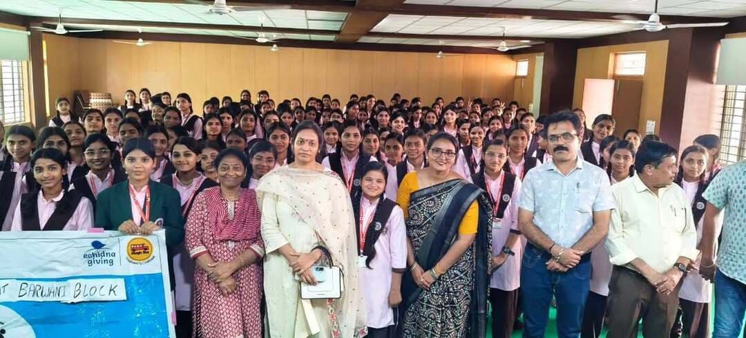 कन्या शिक्षा परिसर बड़वानी में कैरियर जागरूकता कार्यक्रम संपन्न
-----
छात्राओं ने वूमेन रोल मॉडल से जाना भविष्य निर्माण का मंत्र
बड़वानी 25 अगस्त 2026/सक्षम कार्यक्रम के अंतर्गत 25 अगस्त 2026 को कन्या शिक्षा परिसर बड़वानी में कैरियर जागरूकता कार्यक्रम का आयोजन किया गया। कार्यक्रम का संचालन कन्या शिक्षा परिसर की छात्राओं द्वारा किया गया।
कार्यक्रम में वूमेन रोल मॉडल के रूप में डॉ. निशु जैन (स्त्री रोग विशेषज्ञ, एम.एस.) तथा डॉ. चक्रेश पहाड़िया (डेंटल सर्जन) ने छात्राओं को कैरियर मार्गदर्शन प्रदान किया। डॉ. निशु जैन ने मेडिकल फील्ड के विभिन्न कैरियर अवसरों के साथ-साथ कला संकाय की छात्राओं को यूपीएससी एवं अन्य प्रतियोगी परीक्षाओं तथा विभिन्न जॉब प्रोफाइल के बारे में विस्तार से जानकारी दी।
व्याख्यान के पश्चात प्रश्नोत्तरी सत्र आयोजित किया गया, जिसमें छात्राओं ने पूरे आत्मविश्वास के साथ 12वीं के बाद कैरियर विकल्पों एवं आने वाली चुनौतियों से संबंधित प्रश्न पूछे। विशेषज्ञों ने उनके प्रश्नों का समाधान करते हुए कैरियर के नए आयामों पर प्रकाश डाला।
यह कार्यक्रम विकासखंड शिक्षा अधिकारी एवं कन्या शिक्षा परिसर के प्राचार्य श्रीमान मुकेश पवार सर के मार्गदर्शन में संपन्न हुआ। इस अवसर पर विद्यालय की उप-प्राचार्य श्रीमती सपना वतनानी, श्री गोवर्धन राठौड़, श्री राहुल नामदेव, श्रीमती कीर्ति मिश्रा एवं श्री बापूसिंह बघेल की महत्वपूर्ण उपस्थिति रही।
साथ ही काउंसलर महिला डेस्क श्रीमती अनीता चोयल, सक्षम कार्यक्रम की जिला प्रबंधक श्रीमती लीना घोषी, विकासखंड कार्यक्रम प्रबंधक सुश्री मीनाक्षी यादव एवं हर्ष शर्मा उपस्थित रहे।