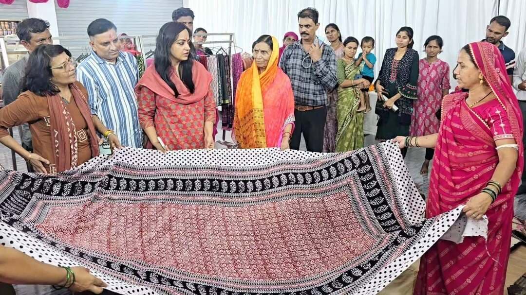 कलेक्टर एवं जिला पंचायत उपाध्यक्ष ने किया आजीविका भवन में प्रदर्शनी सह बिक्री मेले का निरीक्षण
-------
स्थानीय महिला स्व-सहायता समूहों के उत्पादों को बढ़ावा देने और वोकल फॉर लोकल को सशक्त बनाने की अपील
बड़वानी 25 अगस्त 2026/आगामी रक्षाबंधन एवं त्योहारों के मद्देनजर बड़वानी स्थित आजीविका भवन में जिला प्रशासन एवं मध्य प्रदेश राज्य ग्रामीण आजीविका मिशन जिला पंचायत, बड़वानी के तत्वावधान में विशेष प्रदर्शनी एवं बिक्री मेले का आयोजन किया जा रहा है।
आज कलेक्टर श्रीमती जयति सिंह एवं जिला पंचायत उपाध्यक्ष श्रीमती सुमन वर्मा ने मेले का निरीक्षण कर स्व-सहायता समूहों की दीदियों द्वारा तैयार हस्तनिर्मित सामग्रियों का अवलोकन किया और उनके उत्कृष्ट हुनर की सराहना करते हुए उनका उत्साहवर्धन किया।
मेले के मुख्य आकर्षण एवं उपलब्ध सामग्रियां
1.हस्तनिर्मित राखियांः- रंग-बिरंगी, पारंपरिक एवं आकर्षक हस्तनिर्मित राखियों की विस्तृत श्रृंखला।
2.पारंपरिक साड़ियां एवं वस्त्रः- महेश्वरी, चंदेरी, और प्रसिद्ध बाघ प्रिंट साड़ियां, सूट एवं ड्रेस मटेरियल।
3.फैब्रिक उत्पादः- जूट बैग, पर्स और फैब्रिक से बने अन्य दैनिक उपयोगी उत्पाद।
4.गृह उपयोगी व पूजन सामग्रीः- सुंदर हस्तशिल्प, गृह उपयोगी वस्तुएं, पूजन एवं उपहार सामग्री।
5.बेस्ट आउट ऑफ वेस्ट तहत निर्मित विभिन्न उत्पाद
निरीक्षण के दौरान उन्होंने स्वयं सहायता समूह की दीदियों के उत्कृष्ट हुनर व प्रयासों की भरपूर सराहना कर उनका उत्साहवर्धन किया।
जिला प्रशासन ने सभी जिलेवासियों से अपील की है कि आगामी त्योहारों के अवसर पर अपने अपनों के लिए स्थानीय महिला समूहों द्वारा निर्मित स्वदेशी राखियों एवं अन्य सामग्रियों की अधिक से अधिक खरीदारी करें। स्थानीय उत्पादों को अपनाकर वोकल फॉर लोकल को सशक्त बनाने के प्रयासों में अपना सहयोग दें।