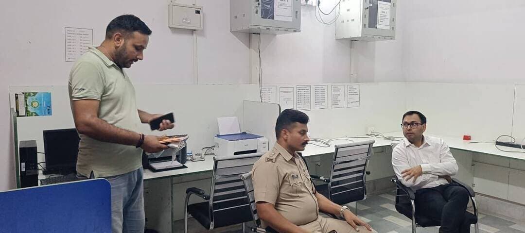 ◆ नीट-पीजी परीक्षा की तैयारियों का जिला कलक्टर और एसपी ने लिया जायजा
◆ दोनों परीक्षा केंद्रों का किया निरीक्षण, निष्पक्ष एवं सुरक्षित परीक्षा के लिए अधिकारियों को दिए आवश्यक निर्देश
#hanumangarh हनुमानगढ़, 25 अगस्त। आयुर्विज्ञान राष्ट्रीय परीक्षा बोर्ड (NBE), स्वास्थ्य एवं परिवार कल्याण मंत्रालय, भारत सरकार द्वारा आयोजित होने वाली नीट-पीजी 2026 परीक्षा के सफल, निष्पक्ष एवं सुचारू संचालन को लेकर जिला प्रशासन ने तैयारियां तेज कर दी हैं। इसी क्रम में मंगलवार को जिला कलक्टर डॉ. खुशाल यादव और एसपी श्री बी आदित्य ने जिले के दोनों परीक्षा केंद्रों का निरीक्षण कर व्यवस्थाओं का जायजा लिया तथा संबंधित अधिकारियों को आवश्यक दिशा-निर्देश दिए। जिला कलक्टर ने सेंटर टाइम्स पब्लिक स्कूल, करतारपुर कॉलोनी, हनुमानगढ़ टाउन तथा संस्कार कॉलेज फॉर हायर एजुकेशन, हनुमानगढ़ जंक्शन का निरीक्षण करते हुए सुरक्षा, अभ्यर्थियों की प्रवेश व्यवस्था, तकनीकी संसाधनों, विद्युत आपूर्ति, पेयजल, चिकित्सा सुविधाओं तथा परीक्षा की गोपनीयता से जुड़ी व्यवस्थाओं का विस्तृत अवलोकन किया। उन्होंने अधिकारियों को निर्देश दिए कि परीक्षा संचालन में किसी भी प्रकार की लापरवाही नहीं हो तथा सभी व्यवस्थाएं निर्धारित मानकों के अनुरूप सुनिश्चित की जाएं।
उन्होंने बताया कि 30 अगस्त, 2026 को प्रातः 9:00 बजे से 12:30 बजे तक आयोजित होने वाली परीक्षा में दोनों केंद्रों पर 489 अभ्यर्थी शामिल होंगे। परीक्षा के सुचारू संचालन के लिए प्रशासन द्वारा कार्यपालक मजिस्ट्रेट नियुक्त किए गए हैं तथा पुलिस, चिकित्सा, विद्युत, जन स्वास्थ्य अभियांत्रिकी, सूचना प्रौद्योगिकी एवं जनसंपर्क सहित विभिन्न विभागों को आवश्यक जिम्मेदारियां सौंपी गई हैं। जिला कलक्टर ने सभी विभागों को आपसी समन्वय के साथ कार्य करते हुए परीक्षा को शांतिपूर्ण, पारदर्शी एवं नकलमुक्त वातावरण में संपन्न कराने के निर्देश दिए। निरीक्षण के दौरान पुलिस अधीक्षक बी. आदित्य, उपखंड अधिकारी रवि कुमार सहित संबंधित अधिकारी उपस्थित रहे।
___