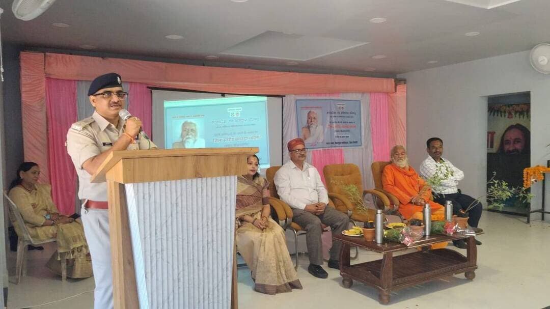 महर्षि अरविंद जिला स्तरीय व्याख्यानमाला सम्पन्न
मानव जाति का विकास केवल शारीरिक या मानसिक नहीं, बल्कि आध्यात्मिक चेतना का क्रमिक विकास है : पुलिस अधीक्षक आशीष खरे
मध्यप्रदेश जन अभियान परिषद जिला डिंडोरी के तत्वावधान में महर्षि श्री अरविंद की जयंती के अवसर पर उनके स्वतंत्रता संग्राम में क्रांतिकारी योगदान एवं विचारों को जनमानस तक पहुंचाने के उद्देश्य से जिला स्तरीय व्याख्यानमाला का आयोजन मेकलसुता कॉलेज सभागार में किया गया।
कार्यक्रम में मुख्य अतिथि पुलिस अधीक्षक श्री आशीष खरे (आईपीएस), मुख्य वक्ता मेकलसुता कॉलेज के प्राचार्य श्री बिहारी लाल द्विवेदी, कार्यक्रम अध्यक्ष बाल कल्याण समिति की अध्यक्ष श्रीमती माधुरी बिलैया तथा पूज्य स्वामी रूपनारायण पुरी, रामबाई सेवा आश्रम डेमघाट उपस्थित रहे। कार्यक्रम का शुभारंभ महर्षि अरविंद के छायाचित्र पर माल्यार्पण कर किया गया। अतिथियों का स्वागत तुलसी के पौधे भेंट कर किया गया।
जिला समन्वयक श्री धर्मेंद्र चौहान ने महर्षि अरविंद जयंती के उद्देश्य तथा मध्यप्रदेश जन अभियान परिषद द्वारा किए जा रहे विभिन्न सामाजिक कार्यों का प्रतिवेदन प्रस्तुत किया।
मुख्य अतिथि पुलिस अधीक्षक श्री आशीष खरे ने महर्षि अरविंद के जीवन और व्यक्तित्व पर प्रकाश डालते हुए कहा कि उन्होंने इंडियन सिविल सर्विस की परीक्षा उत्तीर्ण करने से लेकर प्राध्यापक, शिक्षाविद, क्रांतिकारी नेता, योगी और दार्शनिक के रूप में राष्ट्र निर्माण में महत्वपूर्ण योगदान दिया। उन्होंने कहा कि मानव जाति का विकास केवल शारीरिक या मानसिक नहीं, बल्कि आध्यात्मिक चेतना का क्रमिक विकास है। पुलिस अधीक्षक ने युवाओं को नशे से दूर रहने तथा साइबर अपराधों के प्रति जागरूक रहने का संदेश भी दिया।
कार्यक्रम की अध्यक्षता कर रहीं श्रीमती माधुरी बिलैया ने कहा कि महर्षि अरविंद जैसे महान व्यक्तित्वों के संघर्ष और योगदान के कारण ही आज हम स्वतंत्र एवं सुखद जीवन जी रहे हैं। उन्होंने सभी उपस्थित प्रतिभागियों को नशामुक्ति का संकल्प भी दिलाया।
मुख्य वक्ता श्री बिहारी लाल द्विवेदी ने महर्षि अरविंद को आध्यात्मिक गुरु, दार्शनिक चिंतक और क्रांति के नीति विशेषज्ञ के रूप में याद किया। उन्होंने कहा कि महर्षि अरविंद का शिक्षा दर्शन आज भी प्रासंगिक है। उन्होंने भारतीय शिक्षा चिंतन में महत्वपूर्ण योगदान देते हुए मानव के आध्यात्मिक विकास पर जोर दिया। वर्तमान समय में अपनी प्राचीन सभ्यता, संस्कृति और परंपराओं को समझने तथा उनका अनुसरण करने की आवश्यकता है।
कार्यक्रम के अंत में अंकुर अभियान, ‘एक पेड़ मां के नाम’ सहित विभिन्न सामाजिक अभियानों में सहभागिता के लिए प्रेरित किया गया। साथ ही बीएसडब्ल्यू एवं एमएसडब्ल्यू पाठ्यक्रमों में प्रवेश लेने के लिए विद्यार्थियों को जानकारी दी गई।
कार्यक्रम का संचालन विकासखंड समन्वयक डॉ. निलेश्वरी वैश्य ने किया तथा आभार विकासखंड समन्वयक श्री भानु प्रताप मरावी ने व्यक्त किया। इस अवसर पर सभी विकासखंड समन्वयक, परामर्शदाता, बीएसडब्ल्यू एवं एमएसडब्ल्यू के छात्र-छात्राएं, प्रस्फुटन समितियों, नवांकुर संस्थाओं के प्रतिनिधि एवं प्रबुद्धजन उपस्थित रहे। कार्यक्रम के समापन पर ‘एक पेड़ मां के नाम’ अभियान के अंतर्गत पौधारोपण किया गया।
#MaharshiAurobindo #SriAurobindo #AurobindoJayanti #DistrictLevelLecture #Dindori #MadhyaPradesh #JanAbhiyanParishad #SpiritualConsciousness #HumanDevelopment #IndianFreedomStruggle #NationBuilding #YouthAwareness #DrugFreeYouth #CyberCrimeAwareness #IndianCulture #EducationPhilosophy #SocialAwareness #EkPedMaaKeNaam #PlantationDrive #BSW #MSW #DindoriNews #MPNews #PublicRelations #spdindori #collectordindori #jansampark