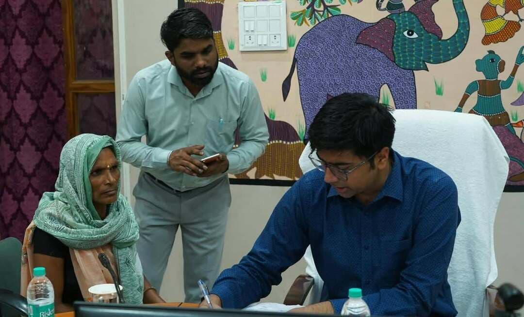जनसुनवाई में जिला सीईओ ने सुनीं आमजन की समस्याएं, अधिकारियों को समय-सीमा में निराकरण के निर्देश
कलेक्टर श्रीमती अंजू पवन भदौरिया के निर्देशन में मंगलवार को जिला पंचायत सभाकक्ष में साप्ताहिक जनसुनवाई आयोजित की गई। सीईओ ने जिले के विभिन्न क्षेत्रों से आए नागरिकों की समस्याओं और शिकायतों को गंभीरता एवं संवेदनशीलता के साथ सुना। उन्होंने संबंधित विभागीय अधिकारियों को प्रत्येक आवेदन की जांच कर समय-सीमा में गुणवत्तापूर्ण एवं संतोषजनक निराकरण सुनिश्चित करने के निर्देश दिए। जनसुनवाई में संयुक्त कलेक्टर सुश्री भारती मेरावी, डिप्टी कलेक्टर सुश्री प्रियांशी जैन, एसडीएम डिण्डौरी श्री रामबाबू देवांगन सहित विभिन्न विभागों के अधिकारी उपस्थित रहे।
जनसुनवाई में डिण्डौरी विकासखंड के ग्राम जुनवानी के श्री दूलचंद सिंह पिता प्रेमसिंह भू-अधिकरण के भुगतान पर रोक लगाये जाने की शिकायत प्रस्तुत करते हुए समस्या का समाधन कराने की मांग की। सीईओ ने एसडीएम डिण्डौरी को प्रकरण का निरीक्षण कर नियमानुसार समाधान के निर्देश दिए। वहीं ग्राम पंचायत सिमरिया के ग्रामीणों ने 15 अगस्त के अवसर पर ग्राम सभा का आयोजन न होने की शिकायत रखी, जिस पर सीईओ जनपद पंचायत डिण्डौरी को जांच कर आवश्यक कार्यवाही के निर्देश दिए गए। ग्राम रयपुरा के ग्रामीणों ने सिंचाई नहर की मरम्मत, बांध के गेट एवं पुल बदलने की समस्या बताई। सीईओ ने जल संसाधन विभाग डिण्डौरी को प्रकरण की जांच कर निराकरण के निर्देश दिए।
विकासखंड समनापुर के ग्राम पंचायत धनुवासागर के सचिव एवं सरपंच के द्वारा कबरिस्तान एवं शमशान घाट की राशि आहरण किए जाने की शिकायत की। जिला सीईओ ने जनपद पंचायत डिण्डौरी सीईओ को संबंधित दस्तावेज की जांचकर शीघ्र समाधान के निर्देश दिए। ग्राम बरगई के ग्रामीणों ने सडक निर्माण की मांग करते हुए आवेदन प्रस्तुत किया। जिला सीईओ ने जनपद पंचायत डिण्डौरी सीईओ को प्रकरण की जांच कर निराकरण के निर्देश दिए। उन्होंने कहा कि जनसुनवाई का उद्देश्य आमजन की समस्याओं का त्वरित, पारदर्शी एवं संतोषजनक समाधान सुनिश्चित करना है। सभी अधिकारी प्राप्त आवेदनों का गंभीरता से परीक्षण कर समय-सीमा में निराकरण करते हुए आवेदकों को राहत प्रदान करें।
जनसुनवाई में हुआ स्वास्थ्य परीक्षण
जनसुनवाई के दौरान जिला पंचायत डिण्डौरी सभाकक्ष में स्वास्थ्य विभाग द्वारा स्वास्थ्य शिविर भी आयोजित किया गया। इसके उपरांत जनसुनवाई में उपस्थित आवेदकों का रक्तचाप, मधुमेह सहित अन्य आवश्यक स्वास्थ्य परीक्षण किया गया। स्वास्थय विभाग की टीम द्वारा जांच के साथ आवश्यक परामर्श एवं स्वास्थय संबंधी जानकारी भी प्रदान की गई।
#Dindori #MadhyaPradesh #Jansunwai #PublicHearing #PublicGrievances #CitizenServices #DistrictAdministration #DistrictPanchayat #PublicWelfare #GoodGovernance #GrievanceRedressal #TimeBoundResolution #AdministrativeAction #HealthCheckup #HealthCamp #CitizenWelfare #GovernmentServices #DindoriAdministration #MPGovernment #collectordindori #jansampark