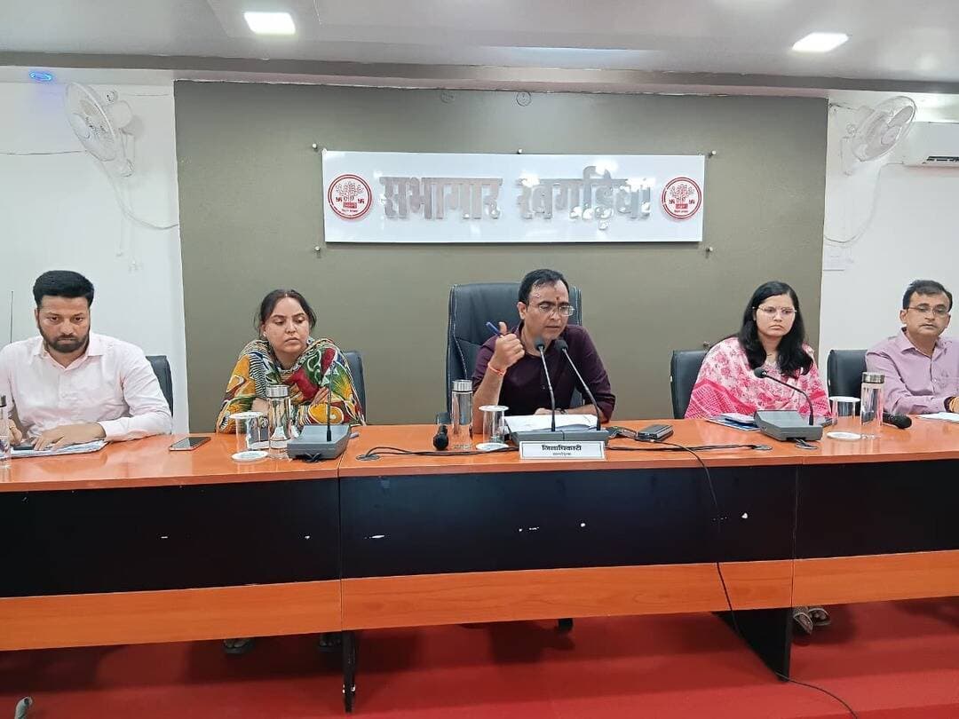 📋 संभावित बाढ़ एवं सुखाड़ 2026 की पूर्व तैयारी हेतु समीक्षात्मक बैठक
जिलाधिकारी, खगड़िया श्री विक्रम विरकर की अध्यक्षता में दिनांक 25 अगस्त 2026 को संभावित बाढ़ एवं सुखाड़ 2026 की पूर्व तैयारी को लेकर समीक्षात्मक बैठक आयोजित की गई। बैठक में विभागवार तैयारियों, संसाधनों एवं आपदा प्रबंधन की कार्ययोजना की समीक्षा कर आवश्यक दिशा-निर्देश दिए गए।
#DistrictAdministration #Khagaria #FloodPreparedness #DisasterManagement #PreFloodReport