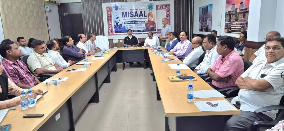 ବୌଦ୍ଧରେ ଯୁବ ନେତୃତ୍ୱ ଓ ଚରିତ୍ର ଗଠନ ପାଇଁ 'MISAAL' ପ୍ରକଳ୍ପର ଶୁଭାରମ୍ଭ!
ଯୁବପିଢ଼ିଙ୍କ ମଧ୍ୟରେ ନେତୃତ୍ୱ ଦକ୍ଷତା, ଆତ୍ମବିଶ୍ୱାସ, ଶୃଙ୍ଖଳା ଓ ସାମାଜିକ ଦାୟିତ୍ୱବୋଧର ବିକାଶ ଲକ୍ଷ୍ୟରେ ବୌଦ୍ଧ ଜିଲ୍ଲାପାଳଙ୍କ କାର୍ଯ୍ୟାଳୟ ସମ୍ମିଳନୀ କକ୍ଷରେ "OASIS MISAAL" ପ୍ରକଳ୍ପର ଶୁଭାରମ୍ଭ ହୋଇଯାଇଛି।
Tofanpari Foundation ଏବଂ ଗୁଜରାଟର OASIS Movementର ମିଳିତ ସହଯୋଗରେ ଆୟୋଜିତ ଏହି କାର୍ଯ୍ୟକ୍ରମରେ ଜିଲ୍ଲାପାଳ ବିଭୂତି ଭୂଷଣ ନାୟକ ମୁଖ୍ୟ ଅତିଥି ଭାବେ ଯୋଗଦେଇଥିଲେ। ଅତିରିକ୍ତ ଜିଲ୍ଲାପାଳ ଅନିରୁଦ୍ଧ ପଧାନ, ଅତିରିକ୍ତ ଜିଲ୍ଲା ଶିକ୍ଷା ଅଧିକାରୀ ଭାସ୍କର ଲେଙ୍କା, DPRO ବିଦ୍ୟାପତି ପଣ୍ଡା, OASIS Movementର ପ୍ରତିଷ୍ଠାତା ସଦସ୍ୟ ମେହୁଲ ପଞ୍ଚାଲ, ତୋଫାନପରି ଫାଉଣ୍ଡେସନ ସଭାପତି ବିଶ୍ୱଜିତ ମିଶ୍ର, ସମ୍ପାଦକ ତୋଫାନ ପରିଡ଼ା ଓ ପରାମର୍ଶଦାତା ଅଶୋକ କୁମାର ପାଣ୍ଡିଆ।
ଯୁବପିଢ଼ିଙ୍କ ଭିତରେ ଥିବା ପ୍ରତିଭାକୁ ଆଗକୁ ଆଣିବା, ଯୋଗାଯୋଗ କୌଶଳ, ନିଷ୍ପତ୍ତି ଗ୍ରହଣ କ୍ଷମତା ଓ ଦଳଗତ କାର୍ଯ୍ୟ ଦକ୍ଷତା ବୃଦ୍ଧି କରି ସେମାନଙ୍କୁ ସମାଜର ସକାରାତ୍ମକ ପରିବର୍ତ୍ତନର ବାହକ ଭାବେ ଗଢ଼ି ତୋଳିବା।
ଏହି ସ୍ୱତନ୍ତ୍ର କାର୍ଯ୍ୟକ୍ରମରେ ବିଭିନ୍ନ କଲେଜର ଅଧ୍ୟକ୍ଷ, ଅଧ୍ୟାପକ ଓ ସ୍ୱେଚ୍ଛାସେବୀ ଅନୁଷ୍ଠାନର କର୍ମକର୍ତ୍ତାମାନେ ଉପସ୍ଥିତ ଥିଲେ।
#Boudh #YouthEmpowerment #OasisMisaal #TofanpariFoundation #Leadership #BoudhNews #Odisha