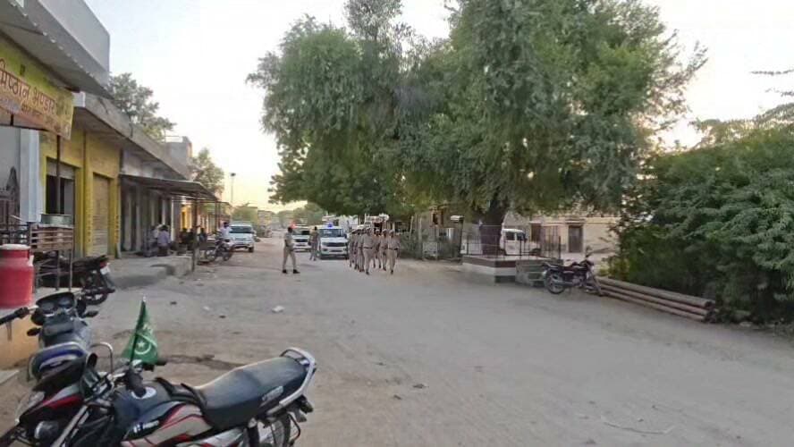झझु मे पुलिस ने निकाला फ्लैग मार्च, जाने क्या है वजह
