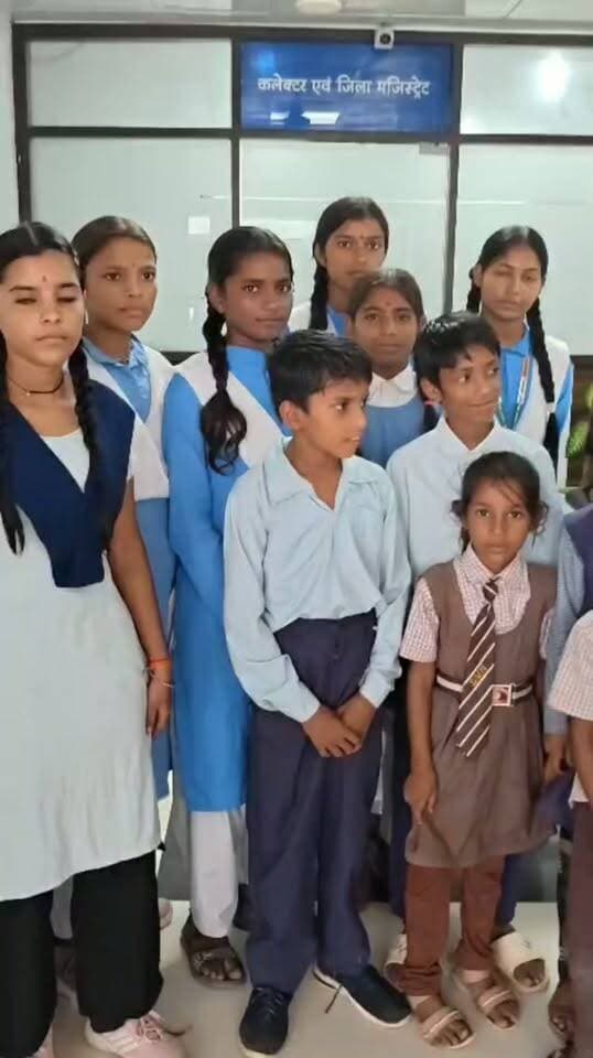 सड़क की गुहार
सतना: करमऊ-रामपुर क्षेत्र के स्कूली बच्चे सड़क की बदहाली की समस्या लेकर कलेक्ट्रेट पहुंचे। बच्चों ने कलेक्टर से मुलाकात कर सड़क की हालत सुधारने और आवागमन सुगम कराने की गुहार लगाई।