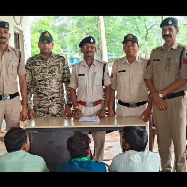 तीन स्थाई वारंटी गिरफ्तार, कदवाया पुलिस की कार्रवाई
पुलिस ने फरार एवं स्थाई वारंटियों के खिलाफ कार्रवाई करते हुए तीन स्थाई वारंटियों को गिरफ्तार किया है। कार्रवाई कदवाया थाना पुलिस ने की है। पुलिस प्रशासन ने सोमवार को दोपहर लगभग तीन बजे प्रेस नोट जारी कर बताया कि ईसागढ़ न्यायालय से जारी स्थाई वारंट के मामले में महेंद्र जाटव, खेमचंद जाटव और विजय जाटव लंबे समय से फरार चल रहे थे। तीनों आरोपी शिवपुरी जिले के रन्नौद थाना क्षेत्र के ग्राम पचावली के रहने वाले हैं। पुलिस अधीक्षक राजीव कुमार मिश्रा के निर्देशन और वरिष्ठ अधिकारियों के मार्गदर्शन में कदवाया थाना पुलिस की टीम को आरोपियों की गिरफ्तारी के लिए रवाना किया गया। स्थानीय स्तर पर जानकारी जुटाने और मुखबिर तंत्र सक्रिय करने के बाद पुलिस को आरोपियों के रन्नौद की ओर जाने की सूचना मिली। पुलिस ने घेराबंदी कर तीनों को रन्नौद बस स्टैंड से गिरफ्तार कर लिया। आरोपियों को अब न्यायालय में प�