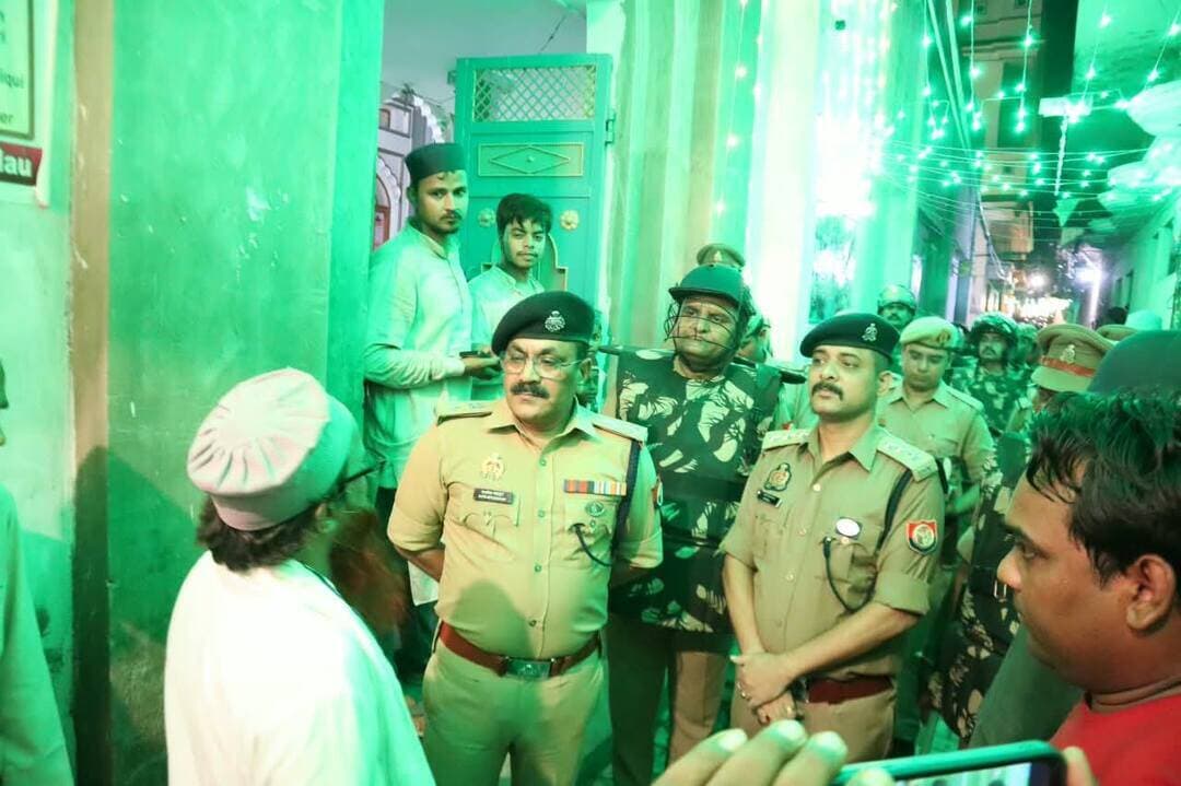 बारावफात को लेकर मऊ में पुलिस ने किया जुलूस मार्गों का निरीक्षण, सुरक्षा व्यवस्था परखी
#maupolice
मऊ। बारावफात (ईद-मिलादुन्नबी) त्योहार को शांतिपूर्ण, सौहार्दपूर्ण और सुरक्षित माहौल में संपन्न कराने के लिए मऊ पुलिस ने सुरक्षा व्यवस्था कड़ी कर दी है। मंगलवार शाम पुलिस अधीक्षक कमलेश बहादुर ने पुलिस अधिकारियों और भारी पुलिस बल के साथ नगर क्षेत्र के जुलूस मार्गों का निरीक्षण किया और सुरक्षा इंतजामों का जायजा लिया।