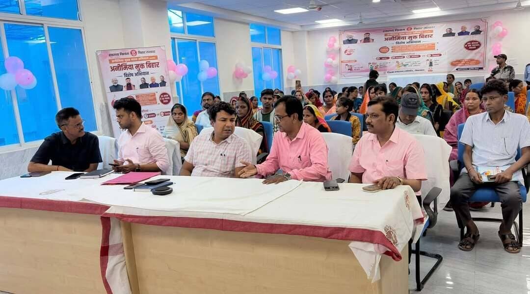🏥 आज दिनांक 25.08.2026 को माननीय मुख्यमंत्री, बिहार श्री सम्राट चौधरी द्वारा बिहार में स्वास्थ्य सुधार की दिशा में महत्वपूर्ण कदम उठाते हुए ‘एनीमिया मुक्त बिहार’ अभियान का शुभारंभ किया गया। यह विशेष जन-जागरूकता एवं स्वास्थ्य अभियान 25 अगस्त से 30 नवंबर 2026 तक संचालित होगा।
🎯 अभियान का मुख्य उद्देश्य आमजनों में एनीमिया (खून की कमी) की समय पर पहचान, प्रभावी उपचार एवं रोकथाम सुनिश्चित करना है।
📍 इस अभियान के शुभारंभ के दौरान रोहतास जिले से जिला पदाधिकारी, रोहतास एवं सिविल सर्जन, रोहतास वीडियो कॉन्फ्रेंसिंग के माध्यम से जुड़े। शुभारंभ के अवसर पर 50 से अधिक महिलाओं की एनीमिया जांच की गई।
🏥 सदर अस्पताल, सासाराम से लेकर पंचायत स्तर के सभी हेल्थ एंड वेलनेस सेंटर (HWC) तक निःशुल्क एनीमिया जांच की सुविधा उपलब्ध रहेगी।
💊 जांच के उपरांत आवश्यकतानुसार दवाइयां, उपचार एवं पोषण संबंधी चिकित्सकीय परामर्श भी दिया जाएगा।
📢 स्वास्थ्य विभाग, रोहतास ने जिलेवासियों से अपील की है कि वे अपने नजदीकी स्वास्थ्य संस्थान में जाकर एनीमिया की जांच अवश्य कराएं और इस महाभियान को सफल बनाने में सहभागी बनें।
#IPRD
#BiharHealthDepartment
#PublicService
#BiharGovernment
Bihar Health Department
Information & Public Relations Department, Government of Bihar