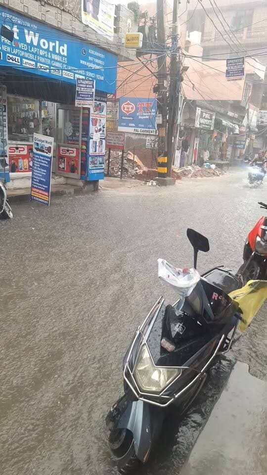 दिल्ली में मंगलवार को पूरे दिन रुक रुक कर होती रही बारिश। वीडियो लोकेशन- नत्थूपुरा मैन रोड़