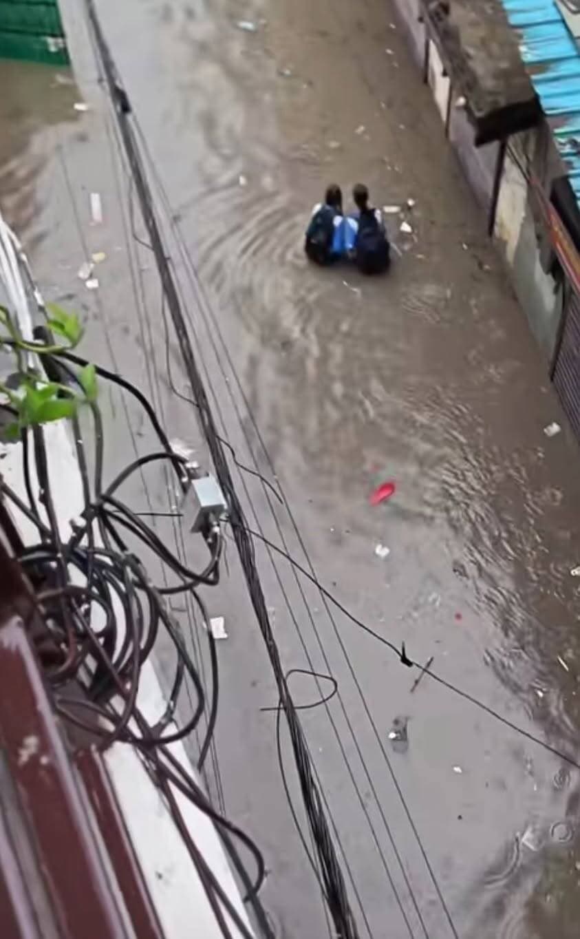 फोटो लोकेशन- महिपालपुर दिल्ली। दिल्ली के अधिकतर स्कूलों के बाहर बारिश के दौरान ऐसे ही हालात होते हैं। स्कूल की छुट्टी के दौरान बारिश होती है तो इसी तरह से बच्चों को घर आना पड़ता है। जाने के वक्त बारिश होती है तो आधे से ज्यादा बच्चे छुट्टी कर लेते हैं लेकिन आने के वक्त बच्चों को इस तरह से आना मजबूरी हो जाती है। पानी में थोड़ा सा भी रास्ता इधर-उधर भटके या थोड़ा सा भी पांव इधर-उधर हुआ तो खुला मैन हॉल या नाला उनकी जान ले सकता है। मानसून से पहले नालों की सफाई के लिए बजट आते हैं लेकिन नालों की सफाई नहीं होती। अधिकारी एक जगह पर मशीन लगाकर फोटोशूट करवाते हैं जनता कहती है कि नाले साफ नहीं हुये तो अधिकारी कहते हैं कि साफ हुए थे वे फोटो दिखा सकते हैं। इस भ्रष्टाचार की आवाज आखिर उठाये कौन ? जो आवाज उठाता है उसे देशद्रोही सिद्ध कर दिया जाता है। आम आदमी पार्टी के शासनकाल में यदि कोई आवाज उठाता तो उसे भाजपा का भक्त सिद्ध कर दिया जाता था। कुछ नहीं बदला ; लेकिन उस शासन काल के दौरान दिल्ली का मालिक LG होता था लगता है अब नहीं।