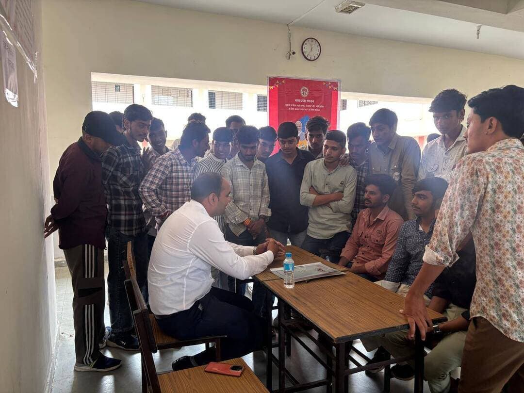 रोजगार के लिए 72 युवाओं का हुआ प्राथमिक चयन
मंदसौर में रोजगार मेला आयोजित किया गया
कलेक्टर श्री दिव्यांक सिंह के निर्देशन में मंदसौर में आयोजित युवा संगम रोजगार मेले में 72 युवाओं का प्राथमिक रूप से चयन विभिन्न कंपनियों द्वारा किया गया। रोजगार मेले में 110 युवाओं का पंजीयन किया गया था।
जिला रोजगार अधिकारी श्री मुकेश मौर्य ने बताया कि जिला रोजगार कार्यालय द्वारा मंगलवार को शासकीय आईटीआई मंदसौर में युवा संगम रोजगार मेले का आयोजन किया गया। मेले में विभिन्न प्रतिष्ठित कंपनियों द्वारा युवाओं को रोजगार के अवसर उपलब्ध कराए गए।
रोजगार मेले में पांच कंपनियों ने सहभागिता की जिनमें अपोलो टायर्स, एल आई सी, ब्लींकिट, चैकमेट तथा माइक्रो फाइनेंस कंपनी शामिल हैं
जिला रोजगार कार्यालय द्वारा युवाओं को रोजगार के अवसर उपलब्ध कराने एवं उन्हें निजी क्षेत्र में रोजगार से जोड़ने के उद्देश्य से रोजगार मेलों का आयोजन किया जा रहा है। रोजगार कार्यालय ने युवाओं से अपील की है कि वे आगामी रोजगार मेलों में अधिक से अधिक संख्या में भाग लेकर रोजगार अवसरों का लाभ उठाएं।
#मंदसौर
#Mandsaur
