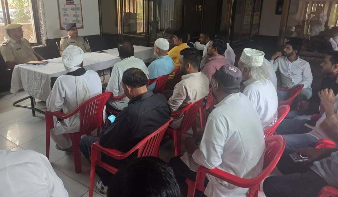 डीडवाना थाने में सीएलजी सदस्यों की बैठक संपन्न: आगामी त्योहारों को लेकर सुरक्षा व्यवस्था पर मंथन
डीडवाना। आगामी त्योहारों के मद्देनजर शहर में शांति, सुरक्षा और सौहार्दपूर्ण वातावरण बनाए रखने के उद्देश्य से डीडवाना पुलिस थाने में सीएलजी सदस्यों की एक महत्वपूर्ण बैठक आयोजित की गई। बैठक की अध्यक्षता नव-पदस्थापित वृत्त अधिकारी उमेश गुप्ता तथा थाना अधिकारी मोहन सिंह ने की।बैठक के दौरान अधिकारियों ने आगामी त्योहारों जश्न ए ईद मिलादुनबी रक्षाबंधन तीज के अवसर पर शहर की कानून-व्यवस्था, यातायात प्रबंधन और संवेदनशील इलाकों में सुरक्षा इंतजामों को लेकर उपस्थित सीएलजी सदस्यों से विस्तृत जानकारी ली और उनके सुझाव सुने।डिप्टी उमेश गुप्ता एवं थाना अधिकारी मोहन सिंह ने सीएलजी सदस्यों को आश्वस्त किया कि सभी त्योहारों पर पुलिस प्रशासन की ओर से कड़े और पुख्ता सुरक्षा प्रबंध किए जाएंगे। शहर में शांति भंग करने वाले असामाजिक तत्वों पर पैनी नजर रखी जाएगी और गश्त बढ़ाई जाएगी।अधिकारियों ने सीएलजी सदस्यों से अपील की कि वे आमजन के बीच आपसी भाईचारा और सौहार्द बनाए रखने में पुलिस का सहयोग करें तथा किसी भी प्रकार की संदिग्ध गतिविधि या अफवाह की सूचना तुरंत पुलिस प्रशासन को दें। इस दौरान उपस्थित सभी सीएलजी सदस्यों ने त्योहारों के दौरान पुलिस को पूर्ण सहयोग देने और शांति व्यवस्था बनाए रखने का भरोसा दिया।