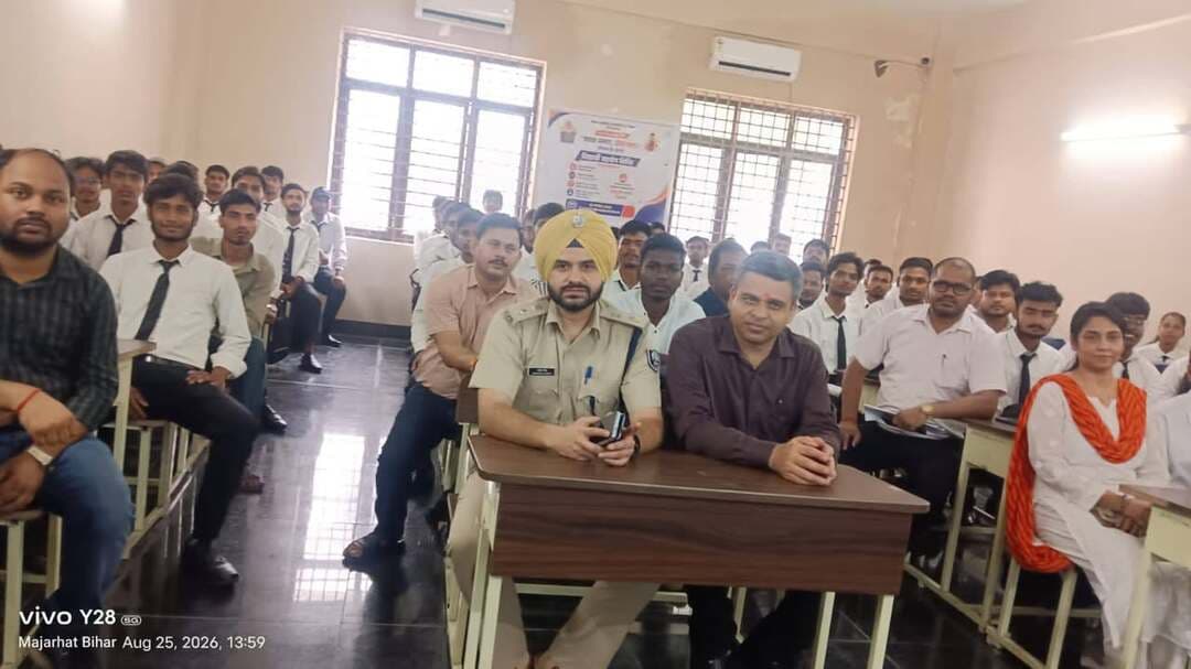 *प्रेस विज्ञप्ति*
समाहरणालय, मधेपुरा
जिला सूचना एवं जनसंपर्क कार्यालय
दिनांक : 25 अगस्त 2026
*विद्यार्थियों की शैक्षणिक समस्याओं के त्वरित समाधान की दिशा में महत्वपूर्ण पहल*
*जिले के 42 शैक्षणिक संस्थानों में आयोजित हुआ ‘विद्यार्थी सहयोग शिविर’; शिकायतों का 30 दिनों में होगा अंतिम निस्तारण*
मधेपुरा, 25 अगस्त 2026।
बिहार सरकार के निर्देश के आलोक में विद्यार्थियों की शैक्षणिक समस्याओं के त्वरित एवं प्रभावी समाधान तथा शिक्षा व्यवस्था में निरंतर सुधार के उद्देश्य से आज से ‘विद्यार्थी सहयोग शिविर’ का आयोजन प्रारंभ किया गया। विद्यार्थियों को शिक्षा व्यवस्था के प्रथम लाभार्थी मानते हुए उनकी समस्याओं के समाधान के साथ-साथ शिक्षा के क्षेत्र में गुणात्मक सुधार हेतु उनके महत्वपूर्ण सुझाव भी प्राप्त किए जा रहे हैं।
*हर माह के चतुर्थ मंगलवार को आयोजित होगा विद्यार्थी सहयोग शिविर*
प्राप्त निर्देश के अनुसार मधेपुरा जिले में प्रत्येक माह के चतुर्थ मंगलवार को विभिन्न शैक्षणिक संस्थानों में विद्यार्थी सहयोग शिविर आयोजित किया जाएगा। इसी क्रम में आज जिले के विभिन्न प्रखंडों के विद्यालयों, महाविद्यालयों एवं अन्य शैक्षणिक संस्थानों सहित कुल 42 संस्थानों में शिविर का आयोजन किया गया। शिविर के सफल संचालन एवं विद्यार्थियों की समस्याओं के त्वरित समाधान हेतु प्रशासनिक एवं पुलिस पदाधिकारियों को संबंधित संस्थानों में प्रतिनियुक्त किया गया है।
‘ *विद्यार्थी सहयोग पोर्टल’ पर दर्ज कर सकते हैं शिकायत एवं सुझाव*
विद्यार्थियों की शिकायतों एवं सुझावों को व्यवस्थित रूप से प्राप्त करने के लिए ‘विद्यार्थी सहयोग पोर्टल’ का लोकार्पण किया जा चुका है। विद्यार्थी इस पोर्टल के माध्यम से अपनी शैक्षणिक समस्याओं की शिकायत दर्ज कराने के साथ-साथ शिक्षा व्यवस्था में सुधार से संबंधित अपने सुझाव भी दे सकते हैं।
विद्यार्थियों द्वारा दर्ज की जाने वाली शिकायतों में समय पर कक्षाओं का संचालन नहीं होना, शिक्षकों/प्राध्यापकों का समय पर कक्षा में उपस्थित नहीं होना अथवा अनुपस्थित रहना, समय पर परीक्षा का आयोजन नहीं होना, परीक्षा परिणाम का समय पर प्रकाशन नहीं होना, अनधिकृत शुल्क की वसूली, कक्षा में बिजली एवं बैठने की व्यवस्था, प्रयोगशाला की सुविधा, पेयजल, शौचालय एवं साफ-सफाई की समस्या, कोचिंग से संबंधित समस्याएं तथा विधि-व्यवस्था से जुड़ी अन्य शिकायतें शामिल हो सकती हैं।
प्राप्त शिकायतों एवं सुझावों का संबंधित विभाग के जिला स्तरीय पदाधिकारी द्वारा समेकन कर आवश्यक कार्रवाई सुनिश्चित की जाएगी।
*30 दिनों के भीतर होगा शिकायतों का अंतिम निस्तारण*
विद्यार्थी सहयोग शिविर में प्राप्त शिकायतों का प्रावधानों के अनुसार अधिकतम 30 दिनों के भीतर अंतिम रूप से निस्तारण किया जाएगा। यदि विद्यार्थी पोर्टल के माध्यम से निस्तारित की गई शिकायत के समाधान से क्षुब्ध अथवा असंतुष्ट हैं, तो संबंधित शिकायत की सुनवाई माननीय मुख्यमंत्री, बिहार के स्तर पर प्रत्येक माह के द्वितीय मंगलवार को आयोजित राज्य स्तरीय विद्यार्थी सहयोग शिविर में की जाएगी।
*बी.पी. मंडल अभियंत्रण महाविद्यालय में डीएम एवं एसपी ने विद्यार्थियों से किया संवाद*
इसी क्रम में विज्ञान, प्रौद्योगिकी एवं तकनीकी शिक्षा विभाग, बिहार सरकार के अंतर्गत बी.पी. मंडल अभियंत्रण महाविद्यालय, मधेपुरा में आयोजित विद्यार्थी सहयोग शिविर में जिला पदाधिकारी, मधेपुरा श्री अभिषेक रंजन एवं आरक्षी अधीक्षक, मधेपुरा श्री संदीप सिंह ने संयुक्त रूप से भाग लिया तथा उपस्थित विद्यार्थियों से संवाद किया।
इस अवसर पर जिला पदाधिकारी श्री अभिषेक रंजन ने विद्यार्थियों को संबोधित करते हुए कहा कि विद्यार्थी अपनी शैक्षणिक समस्याओं, आवश्यकताओं, सुझावों एवं मांगों को सकारात्मक एवं स्पष्ट रूप से सामने रखें, ताकि संबंधित विश्वविद्यालय एवं शैक्षणिक प्रशासन द्वारा उनका ससमय समाधान किया जा सके और शिक्षा व्यवस्था को और बेहतर बनाया जा सके। उन्होंने विद्यार्थियों से सक्रिय रूप से विद्यार्थी सहयोग शिविर एवं पोर्टल का उपयोग करने की अपील की।
*एसपी ने विद्यार्थियों को नशे एवं साइबर अपराध से दूर रहने का दिया संदेश*
आरक्षी अधीक्षक श्री संदीप सिंह ने विद्यार्थियों को संबोधित करते हुए उन्हें जागरूक एवं सतर्क रहने की अपील की। उन्होंने कहा कि विद्यार्थी नशे से पूरी तरह दूर रहें, साइबर अपराध के प्रति सजग रहें तथा साइबर अपराध से बचाव के उपायों की जानकारी प्राप्त करें। उन्होंने विद्यार्थियों से समाज में होने वाले आपराधिक गतिविधियों के प्रति भी जागरूक रहने तथा संदिग्ध गतिविधियों की जानकारी संबंधित प्राधिकार को देने की अपील की, ताकि कानून के अनुरूप आवश्यक कार्रवाई सुनिश्चित की जा सके।
उन्होंने कहा कि जागरूक एवं जिम्मेदार विद्यार्थी ही सुरक्षित, स्वस्थ और विकसित समाज के निर्माण में महत्वपूर्ण भूमिका निभा सकते हैं।
*विद्यार्थियों की भागीदारी से मजबूत होगी शिक्षा व्यवस्था*
‘विद्यार्थी सहयोग शिविर’ को विद्यार्थियों की समस्याओं के त्वरित समाधान के साथ-साथ शिक्षा व्यवस्था में सुधार, जवाबदेही एवं पारदर्शिता सुनिश्चित करने की दिशा में महत्वपूर्ण पहल माना जा रहा है। विद्यार्थियों के सुझावों एवं अनुभवों को प्राथमिकता देकर शैक्षणिक संस्थानों की व्यवस्था को और अधिक प्रभावी एवं विद्यार्थी-केंद्रित बनाने का प्रयास किया जा रहा है।
Information & Public Relations Department, Government of Bihar