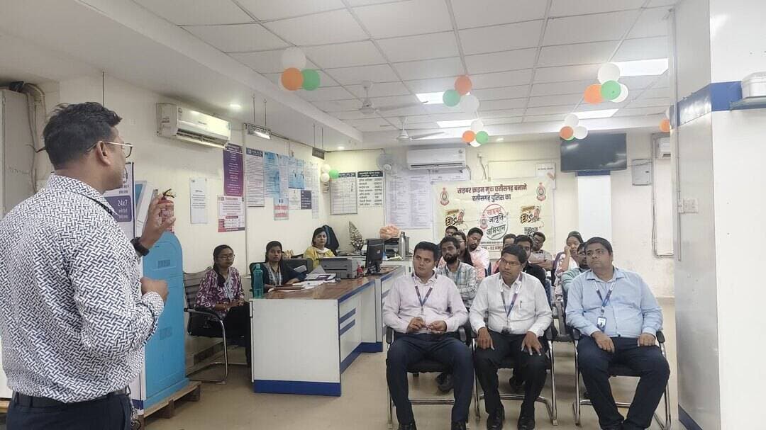 श्रीमान पुलिस अधीक्षक महोदय सरगुजा के निर्देशानुसार एवं श्रीमान अतिरिक्त पुलिस अधीक्षक महोदय के नेतृत्व में सरगुजा जिले में साइबर जागृति अभियान चलाया जा रहा है।
इसी क्रम में आज अंबिकापुर स्थित एसबीआई कलेक्ट्रेट ब्रांच, छत्तीसगढ़ राज्य ग्रामीण बैंक अंबिकापुर ब्रांच एवं पंजाब नेशनल बैंक अंबिकापुर ब्रांच की साइबर जागृति का कार्यक्रम आयोजित कर जागरूक किया गया।
उन्हें विशेष रूप से बताया गया कि उनके प्रतिष्ठानों में जो भी लोग कार्यरत हैं उनको साइबर जागरूकता कार्यक्रम के बारे में सूचित करें।
इस अवसर पर नवा बिहान की ओर से श्री मंगल पांडे श्री अनिल मिश्रा जी पुलिस विभाग की ओर से उप निरीक्षक अभय तिवारी, साइबर प्रभारी श्री अजीत मिश्रा साइबर सेल की ओर से अनुज जायसवाल एवं श्री अमन पुरी उपस्थित रहे।
साइबर क्राइम के विरुद्ध छत्तीसगढ़ पुलिस का“साइबर जागृति अभियान”
“छत्तीसगढ़ को साइबर क्राइम मुक्त बनाने के संकल्प के साथ छत्तीसगढ़ पुलिस का अभियान, देश के सबसे अनोखे, इनोवेटिव और ट्रेंडी सोशल मीडिया अभियानों में से एक।
#Cyberjaagrutiabhiyan #chhattisgarhpolice #surgujapolice