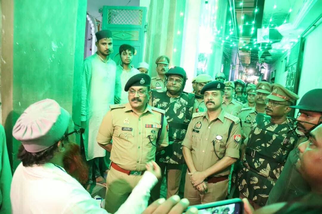 26.08.2026 को बारावफात (ईद-मिलादुन्नबी) त्योहार के दृष्टिगत पुलिस अधीक्षक मऊ द्वारा जुलूस मार्गों का निरीक्षण एवं सुरक्षा व्यवस्था का जायजा लिया गया–
बारावफात (ईद-मिलादुन्नबी) त्योहार को शांतिपूर्ण, सौहार्दपूर्ण एवं सुरक्षित वातावरण में संपन्न कराने के उद्देश्य से आज दिनांक 25.08.2026 को सांयकाल पुलिस अधीक्षक मऊ श्री कमलेश बहादुर द्वारा क्षेत्राधिकारी नगर श्री नितेश प्रताप सिंह व थाना कोतवाली नगर, थाना दक्षिण टोला, महिला थाना पुलिस व यातायात पुलिस व भारी संख्या में पुलिस बल के साथ मऊ नगर क्षेत्र के जुलूस मार्गों पर भ्रमण कर सुरक्षा व्यवस्था का गहन जायजा लिया गया।
जुलूस मार्ग का निरीक्षण: पुलिस अधीक्षक मऊ द्वारा मुंशीपुरा ब्रिज से आरंभ होकर हुजूरी मस्जिद होते हुए सेलटेक्स गली तक निकलने वाले जुलूस मार्ग का पैदल भ्रमण कर सुरक्षा इंतजामों का बारीकी से निरीक्षण किया गया।
*सुरक्षा एवं सतर्कता निर्देश: बारावफात त्योहार ड्यूटी में लगे समस्त पुलिस अधिकारियों एवं कर्मचारियों को सतर्क रहने, भीड़भाड़ वाले स्थानों पर कड़ी निगरानी रखने तथा सुरक्षा व्यवस्था दुरुस्त रखने हेतु आवश्यक दिशा-निर्देश दिए गए।
*असामाजिक तत्वों पर निगरानी: त्योहार के दौरान शांति व कानून व्यवस्था बनाए रखने के लिए असामाजिक व अराजक तत्वों पर पैनी नजर रखने तथा किसी भी प्रकार की अफवाह फैलाने वालों के विरुद्ध सख्त कानूनी कार्रवाई करने के निर्देश दिए गए।
*यातायात व सीसीटीवी निगरानी: जुलूस के दौरान यातायात व्यवस्था को सुचारू बनाए रखने और प्रमुख मार्गों पर सीसीटीवी व ड्रोन कैमरों के माध्यम से सतत निगरानी रखने के निर्देश दिए गए।
साथ ही मठिया टोला में होने वाले पूजा के दृष्टीगत भ्रमण किया गया तथा आयोजको से वार्ता कर सुरक्षा व्यवस्था का जायजा लिया गया। थाना कोतवाली नगर को हिदायत किया गया कि असामाजिक व अराजक तत्वों पर पैनी नजर रखने तथा किसी भी प्रकार की अफवाह फैलाने वालों के विरुद्ध सख्त कानूनी कार्रवाई करे तथा मोके पर पर्याप्त पुलिस बल लगाकर शांति/सुरक्षा व्यवस्था सुनिश्चित करें।