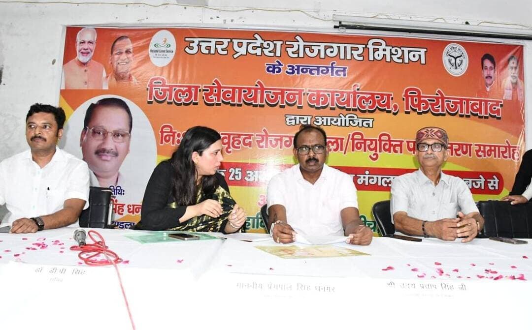 फिरोजाबाद: टूंडला में लगा वृहद रोजगार मेला, 1125 युवाओं ने किया प्रतिभाग, 175 को मिला रोजगार
फिरोजाबाद। उत्तर प्रदेश रोजगार मिशन के अंतर्गत जिला सेवायोजन कार्यालय द्वारा राम सिंह महाविद्यालय, टूंडला में एकदिवसीय निःशुल्क वृहद रोजगार मेले का आयोजन किया गया।
मेले का उद्घाटन विधायक प्रेमपाल सिंह धनगर ने फीता काटकर किया। अपने संबोधन में उन्होंने रोजगार मेले के आयोजन की सराहना करते हुए नियोजकों का आभार जताया और बेरोजगार अभ्यर्थियों को विभागीय योजनाओं का लाभ लेने के लिए प्रेरित किया।
रोजगार मेले की बड़ी बातें -
- कुल 18 कंपनियों ने किया प्रतिभाग
- 1125 बेरोजगार अभ्यर्थियों ने दर्ज कराई उपस्थिति
- अंतिम रूप से 175 अभ्यर्थियों का हुआ चयन
इस मौके पर जिलाधिकारी संतोष कुमार शर्मा ने बताया कि जनपद में जल्द ही तहसील स्तर पर भी रोजगार मेलों का आयोजन किया जाएगा। उन्होंने युवाओं से अपील की कि वे अपनी योग्यता के अनुसार अधिक से अधिक मेलों में प्रतिभाग करें।
जिला सेवायोजन अधिकारी खुशबू शाक्य ने विभागीय योजनाओं की जानकारी दी। कार्यक्रम में राजकीय आईटीआई जारखी की प्रधानाचार्य हेमलता यादव, राजकीय पॉलीटेक्निक भौंडेला के प्रधानाचार्य मधुवन प्रसाद, राम सिंह महाविद्यालय के प्रबंधक धर्मेन्द्र प्रताप सिंह समेत सेवायोजन कार्यालय के सभी कर्मचारी मौजूद रहे।
#Firozabad #Tundla #RozgarMela #JobFair #Employment #DMFirozabad #UPRojgarMission