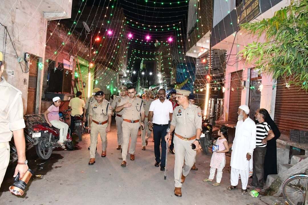 फिरोजाबाद में बारावफात की तैयारी तेज, DM और SSP ने किया रूट का निरीक्षण
फिरोजाबाद। बारावफात पर्व को लेकर जिला प्रशासन ने तैयारियां तेज कर दी हैं। आज जिलाधिकारी संतोष कुमार शर्मा और वरिष्ठ पुलिस अधीक्षक आदित्य लांग्हे ने जुलूस मार्ग का पैदल भ्रमण कर व्यवस्थाओं का जायजा लिया।
अधिकारियों ने नगला बरी से शीतल खां रोड, मोहम्मदपुर चौकी, सर्कुलर रोड, हाजीपुरा, 30 फूटा होते हुए नैनी ग्लास चौराहे तक पूरे रूट का निरीक्षण किया।
इस दौरान जुलूस के रास्ते, साफ-सफाई, लाइट, सुरक्षा और ट्रैफिक व्यवस्था को लेकर अधिकारियों ने अधीनस्थों को जरूरी दिशा-निर्देश दिए। संवेदनशील स्थानों पर अतिरिक्त पुलिस बल तैनात करने और सीसीटीवी से निगरानी रखने के निर्देश दिए गए।
डीएम और एसएसपी ने लोगों से शांतिपूर्ण और सौहार्द के साथ त्योहार मनाने की अपील की है।
#Firozabad #Barawafat #DMSSPInspection #JuluseMohammadi #FirozabadNews #UPPolice