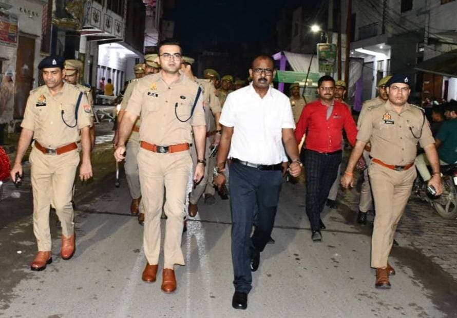 फिरोजाबाद बारावफात से पहले DM-SSP ने संभाला मोर्चा, भारी फोर्स के साथ किया पैदल मार्च
फिरोजाबाद। आगामी बारावफात पर्व को लेकर जिला प्रशासन और पुलिस पूरी तरह अलर्ट है। आज 25 अगस्त 2026 को जिलाधिकारी और वरिष्ठ पुलिस अधीक्षक फिरोजाबाद ने भारी पुलिस बल के साथ नगर क्षेत्र में पैदल गश्त कर सुरक्षा व्यवस्था का जायजा लिया।
गश्त की बड़ी बातें -
- डीएम-एसएसपी ने खुद सड़कों पर उतरकर क्षेत्र का भ्रमण किया
- आमजन और संभ्रांत नागरिकों से संवाद कर उनकी समस्याएं सुनीं
- जुलूस मार्गों और संवेदनशील इलाकों में सुरक्षा का जायजा लिया
- सोशल मीडिया पर अफवाह फैलाने वालों पर सख्त नजर रखने के निर्देश
इस दौरान एएसपी नगर, सीओ सिटी समेत भारी पुलिस बल मौजूद रहा।
अधिकारियों ने जनता से अपील की है कि किसी भी समस्या या संदिग्ध गतिविधि की सूचना तुरंत डायल-112 या संबंधित थाने पर दें। साथ ही किसी भी भ्रामक/असत्य खबर को शेयर न करें और जिम्मेदार नागरिक होने का फर्ज निभाएं।
फिरोजाबाद पुलिस और प्रशासन त्योहार को सुरक्षित और शांतिपूर्ण तरीके से संपन्न कराने के लिए पूरी तरह मुस्तैद है।
#Firozabad #DMSPPatrol #Barawafat2026 #FlagMarch #FirozabadPolice #UPPolice #LawAndOrder