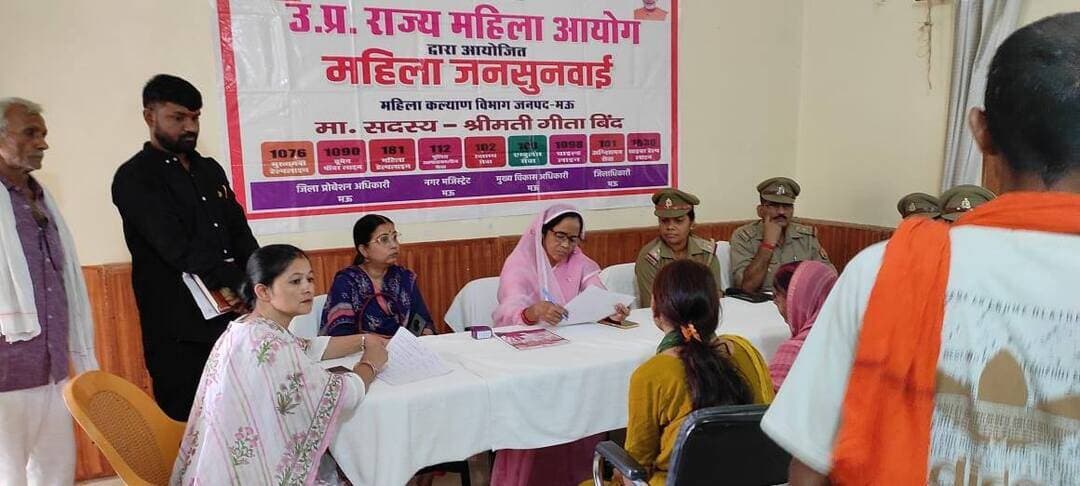 राज्य महिला आयोग की सदस्या ने जनसुनवाई, कन्या जन्मोत्सव, जन चौपाल एवं वन स्टॉप सेंटर का किया निरीक्षण
उत्तर प्रदेश राज्य महिला आयोग की सदस्या श्रीमती गीता बिंद द्वारा जनपद मऊ में विभिन्न कार्यक्रमों में प्रतिभाग कर महिलाओं एवं बालिकाओं से संबंधित समस्याओं की सुनवाई की गई तथा शासन की कल्याणकारी योजनाओं की प्रगति का जायजा लिया गया।
पीडब्ल्यूडी डाक बंगला, मऊ में आयोजित महिला जनसुनवाई कार्यक्रम में सदस्या द्वारा विभिन्न मामलों की सुनवाई की गई। कुल 10 प्रकरण प्राप्त हुए, जिनके त्वरित निस्तारण के लिए संबंधित थानाध्यक्षों को आवश्यक कार्रवाई सुनिश्चित करने के निर्देश दिए गए।
इसके पश्चात जिला महिला चिकित्सालय, मऊ में महिला कल्याण विभाग द्वारा आयोजित कन्या जन्मोत्सव कार्यक्रम में सदस्या ने प्रतिभाग किया। इस दौरान 24 नवजात बालिकाओं को वस्त्र वितरित करते हुए उनके परिवारों को शुभकामनाएं दी गईं। उन्होंने कहा कि बेटियां समाज की अमूल्य धरोहर हैं तथा उनके जन्म, शिक्षा एवं सुरक्षित भविष्य को प्रोत्साहित करना हम सभी की सामूहिक जिम्मेदारी है।
कलेक्ट्रेट सभागार में मुख्यमंत्री बाल सेवा योजना के लाभार्थियों को लैपटॉप वितरित किए गए। सदस्या ने लाभार्थियों को आधुनिक शिक्षा एवं तकनीकी ज्ञान का सदुपयोग कर शिक्षा के क्षेत्र में आगे बढ़ने के लिए प्रेरित किया।
विकास खंड परदहा सभागार में आयोजित जन चौपाल में भी सदस्या ने आमजन की समस्याओं को सुना तथा संबंधित अधिकारियों को समस्याओं का प्राथमिकता के आधार पर शीघ्र निस्तारण करने के निर्देश दिए।
कार्यक्रम के क्रम में श्रीमती गीता बिंद द्वारा वन स्टॉप सेंटर का औचक निरीक्षण किया गया। उन्होंने केंद्र पर उपलब्ध व्यवस्थाओं, महिलाओं एवं बालिकाओं को प्रदान की जा रही सहायता, काउंसलिंग, सुरक्षा एवं अन्य सुविधाओं की जानकारी ली। उन्होंने अधिकारियों एवं कर्मचारियों को निर्देशित किया कि पीड़ित महिलाओं एवं बालिकाओं को शासन की मंशा के अनुरूप त्वरित सहायता, संरक्षण एवं आवश्यक सेवाएं उपलब्ध कराई जाएं।
राज्य महिला आयोग की सदस्या ने कहा कि महिला सुरक्षा, सम्मान एवं स्वावलंबन शासन की प्राथमिकता है। उन्होंने संबंधित अधिकारियों को संवेदनशीलता के साथ कार्य करने तथा पात्र लाभार्थियों को शासन की कल्याणकारी योजनाओं का लाभ समयबद्ध रूप से उपलब्ध कराने के निर्देश दिए।
इस अवसर पर महिला कल्याण विभाग की समस्त टीम एवं संबंधित अधिकारी-कर्मचारी उपस्थित रहे।
