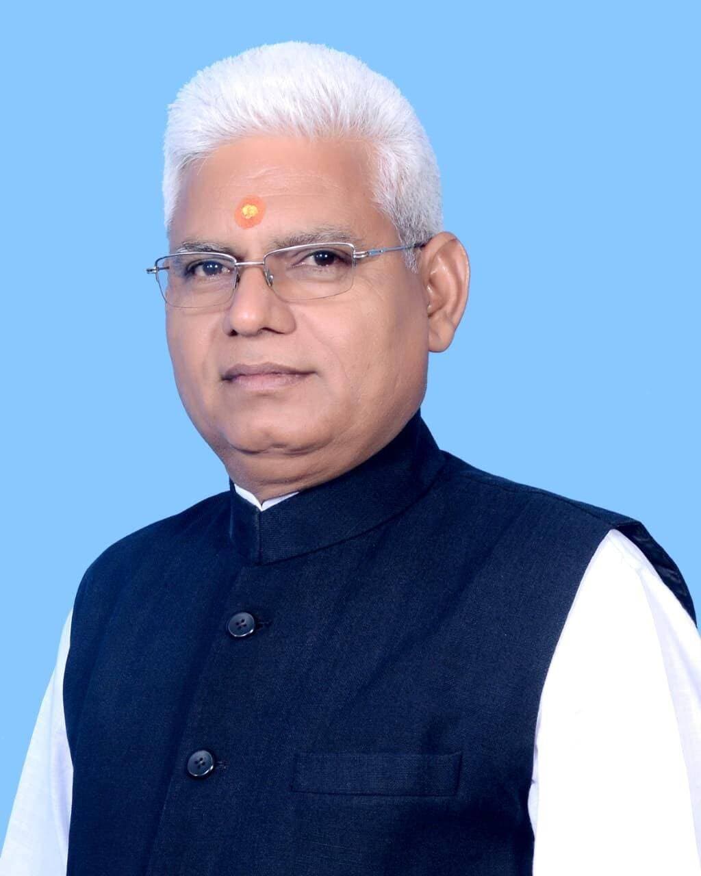 हरिशंकर जांगिड़ का सूरजगढ़ विधानसभा क्षेत्र का तीन दिवसीय दौरा, निकाय चुनाव की तैयारियां शुरू
सूरजगढ़। राजस्थान प्रदेश कांग्रेस कमेटी के सचिव एवं सूरजगढ़ विधानसभा क्षेत्र निकाय चुनाव पर्यवेक्षक हरिशंकर जांगिड़ 25 अगस्त से सूरजगढ़ विधानसभा क्षेत्र का तीन दिवसीय दौरा करेंगे। इस दौरान वे सूरजगढ़ विधायक श्रवण कुमार के नेतृत्व में बुहाना, सिंघाना और सूरजगढ़ नगर पालिका चुनावों को लेकर कांग्रेस कार्यकर्ताओं से चर्चा करेंगे तथा टिकट आवेदनों पर विचार करेंगे।
सूरजगढ़ शहर कांग्रेस अध्यक्ष रामसिंह चेतीवाल ने जानकारी देते हुए बताया कि हरिशंकर जांगिड़ सिंघाना, बुहाना और सूरजगढ़ के नगर पालिका चुनावों को लेकर विधायक श्रवण कुमार के साथ कांग्रेस कार्यकर्ताओं की बैठकें आयोजित करेंगे। इन बैठकों में निकाय चुनाव के संभावित प्रत्याशियों से टिकट आवेदन पत्र भी प्राप्त किए जाएंगे।
चेतीवाल ने कहा कि सूरजगढ़ के लोकप्रिय विधायक श्रवण कुमार के कुशल और प्रेरणादाई नेतृत्व में कांग्रेस पार्टी निकाय चुनाव मैदान में मजबूती से उतर रही है। दौरे के दौरान बुहाना, सूरजगढ़ और सिंघाना में कार्यकर्ताओं के साथ टिकट वितरण संबंधी चर्चा भी की जाएगी।