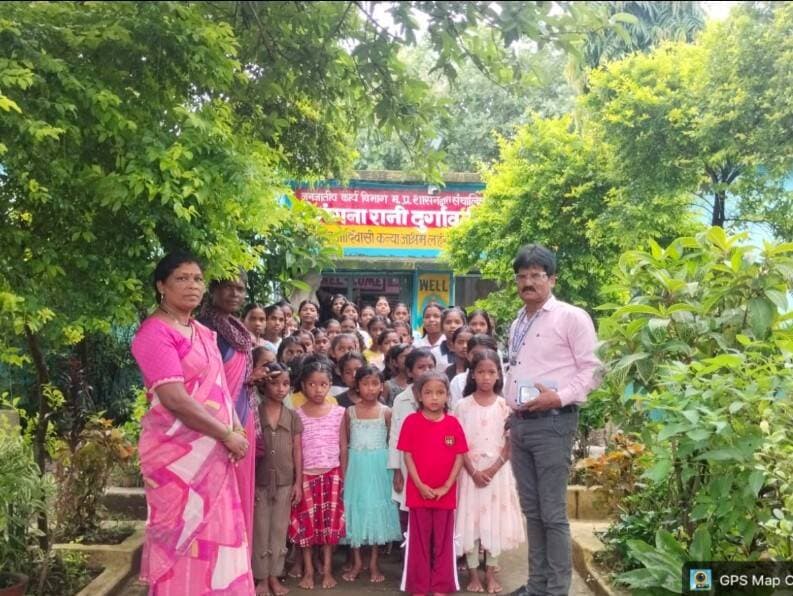 #बालाघाट
आज 25 अगस्त को श्री अभिषेक सर्राफ (IAS) मुख्य कार्यपालन अधिकारी, जिला पंचायत बालाघाट, द्वारा प्रभावित ग्रामों में राशन वितरण कार्य का निरीक्षण किया गया । प्रभावित ग्रामों में राशन का नियमित वितरण सुनिश्चित किये जाने हेतु आवश्यक निर्देश दिए गए । प्रभावित क्षेत्र अंतर्गत वि.खण्ड बैहर के 04 ग्रामों के 115 परिवारों को तथा विकाखण्ड बिरसा के 02 ग्रामों के 58 परिवारों को राशन आपके द्वार योजना अंतर्गत तथा शासकीय उचित मूल्य दुकानों के माध्यम से खाद्यान्न वितरण किया गया ।
#CMMadhyaPradesh #JansamparkMP #WelfareTribal #healthminmp #minphemp #minprdd #foodsuppliesmp